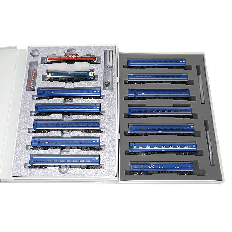 【コメント】 ・ほぼすべての車両の窓ガラスにスレ傷がございますがその他は綺麗な印象を受ける商品になります。ライト、動力動作確認済。 販売専用ダイヤル：03-3988-4748 お電話の際は、商品番号をお知らせ下さい。 商品番号:8f0042 メーカー:TOMIX 商品名: JR24系 さよなら出雲 セット 型番：92947 付属品:箱、説明書 程度:AB 【鉄道模型の動作・点灯に関するご注意】 当店では発送前に、専用レールにて動力走行およびライトの点灯確認を全車実施しております。 点検内容については商品説明内に記載しておりますのでご確認ください。 動力やライトに問題ない商品であった場合でも、鉄道模型（特に室内灯や精密パーツ）は非常に繊細な構造となっており、配送時の微細な振動により、内部の集電接点にわずかなズレが生じ、到着時に点灯・動作しない場合や不安定になる場合がございます。 万が一、商品到着時に不具合がある場合は、ご対応させていただきます。 お手数ですが、商品到着後3日以内に、まずは当店までご連絡ください。