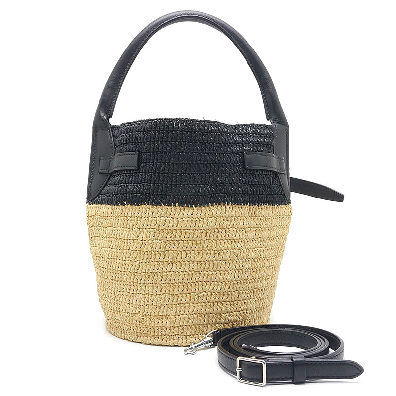 【外側】ラフィア素材特有のスレや毛羽立ち、底部に多少の薄汚れ有り。 【内側】レザー部分にスレ傷あり。 【ハンドル／ストラップ】スレや薄汚れ、使用による歪み有り。 【金具】多少の小傷やくすみ有り。 【その他コメント】 ・使用の際に大きく目立つダメージのない、比較的コンディションの良いお品物です。 販売専用ダイヤル：03-3988-4748 お電話の際は、商品番号をお知らせ下さい。 商品番号:6h0750 ブランド：セリーヌ 商品名:ビッグバッグ ナノバケット 型番：187242BG7 素材：ラフィア×レザー サイズ：約W16.5×H20×D16.5cm、ショルダーストラップ最長約106cm 外ポケット数：なし 内ポケット数：なし 付属品：なし 程度：A