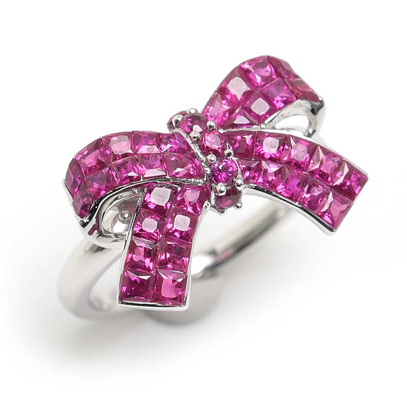 【中石・脇石】複数石に僅かなスレ傷がございますが、ルーペを通して確認できる程度。肉眼では気になりません 【土台】ごく僅かな小傷あり 【その他コメント】 ・インビジブルセッティングのリボンモチーフリングです。ルビーの色は濃いピンクという印象で...