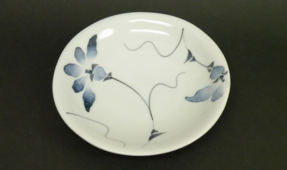 【砥部焼】長戸純子作　鉄線　5寸皿【陶彩窯】てっせん　花　陶器　焼物　5寸　皿