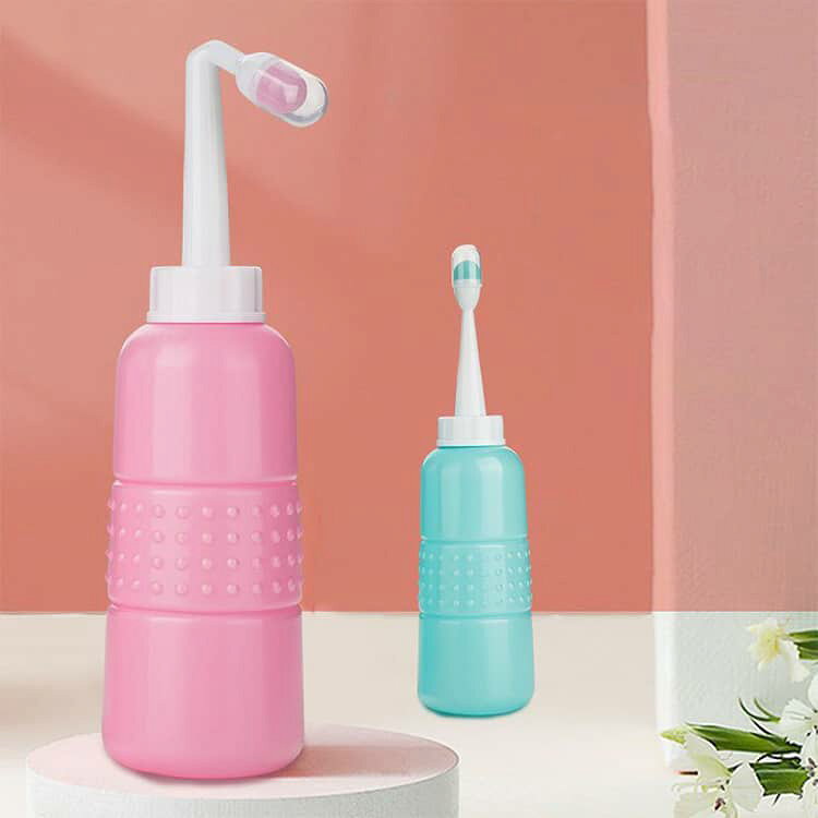 クレソンのポータブル おしり洗浄器 携帯おしり洗浄器 500ml お尻洗浄機 トラベル 大容量 ハンディシャワー 持ち運び ウォッシュ トイレ用品 2種類ノズル付き 旅行用品 手動式 シャワートイレ 出張 宿泊 外出先 お出かけ アウトドア 停電時｜アングル3