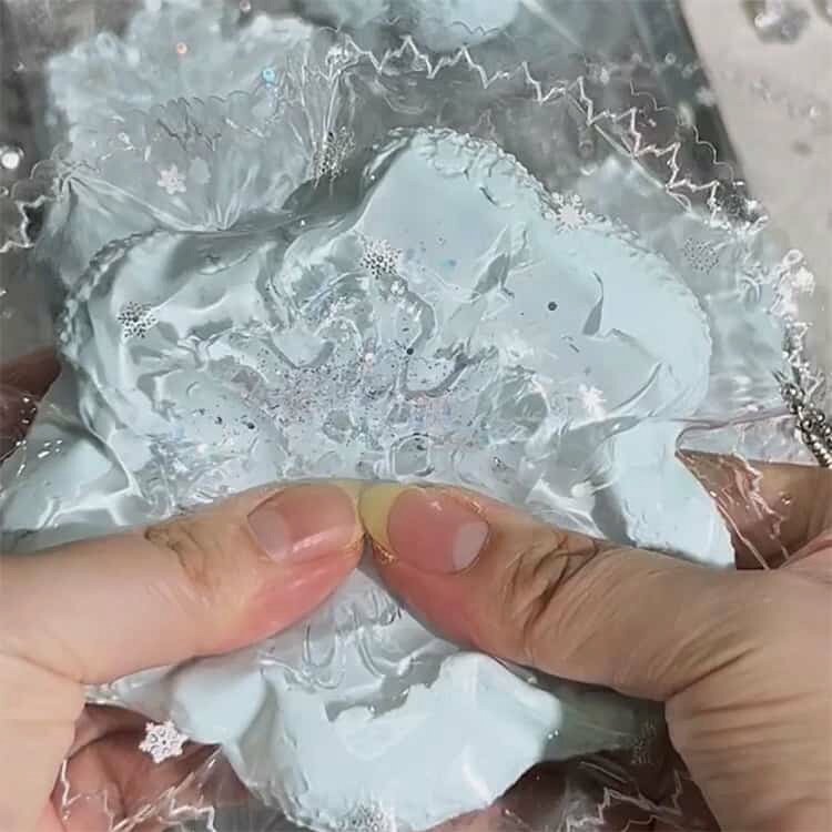 スクイーズ 低反発 スクイーズ 大福 おもちゃ かわいい おもちゃ 水感スクイーズ 握る ストレス解消 もちもち おしゃれ オシャレ Y2K 握って遊ぶ パ そっくり 雪の結晶 透明感 ホワイト ブルー ストレス解消 リラクゼーション用 kuriesu-10005704 クリエス サンプル画像2