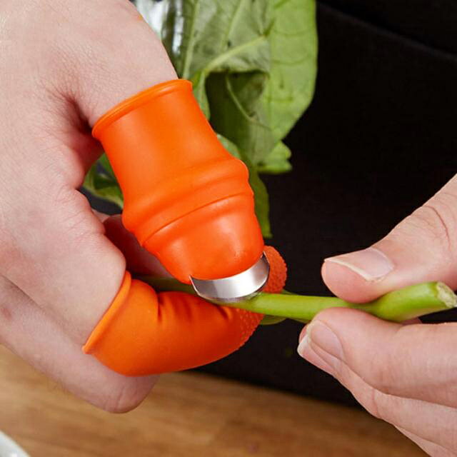 クリエスの指保護 親指カッター 36点セット 親指ナイフ 野菜収穫 野菜カッター 高効率 果物収穫カッター 指サック 取り 高効率 シリコン 皮むき キッチンツール 茎切り 野菜 安全 耐久性 園芸用ナイフ ガーデンツール 男性用 摘み取り｜アングル2