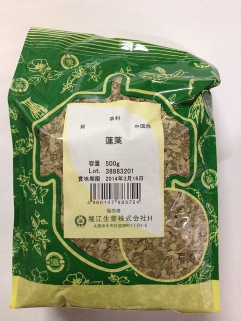 商品の仕様 レンヨウ(蓮葉) 500g」はカヨウ( 荷葉)ともいい、スイレン科ハスの葉を乾燥したものを薬用とします。味は苦く、性は平 です。nuciferineを含みます。ハスの実は蓮肉といいます。 商品の説明 お召し上がり方の例 本品15~20gをお茶パック等を使用し、300mlの水を弱火で加熱、沸騰後5~10分間そのまま煮出し、滓をこして取り去り、食前または食間に2~3回に分けて、お茶代わりにお召し上がり下さい。また、冷やしてもおいしくお飲み頂けます 重要なお知らせ ご注意（免責）＞ 必ずお読み下さい 本品は天然の品ですので虫が発生したり、湿ったりカビが発生する恐れがありますので高温・多湿の場所は避け、小児の手の届かない所へ保管して下さい。 品質保持「虫害防止」のため季節により、脱酸素剤を入れることがあります。開封後は脱酸素剤の効果が無くなりますので出来るだけ早くご使用下さい。 脱酸素剤は本品と一緒に煎じたり、お召し上がりになきようお願い致します。 万一、お買い上げの品に上記のような品質異変があればお取り換え致しますので、ご面倒ですがご一報下さい。 お問合せ先 本品についてのお問合せは、お買い求めのお店または下記までお願いします 堀江生薬株式会社「くすり相談室」 受付時間：9~17時「土日祝除く」 TEL：06-6231-1890 FAX：06-6223-1096