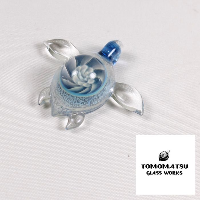 TOMOMATSU GLASS WORKS/ガラスペンダントトップ 海亀が背負う幻想的な花 幻想的 ハンドメイド 日本製