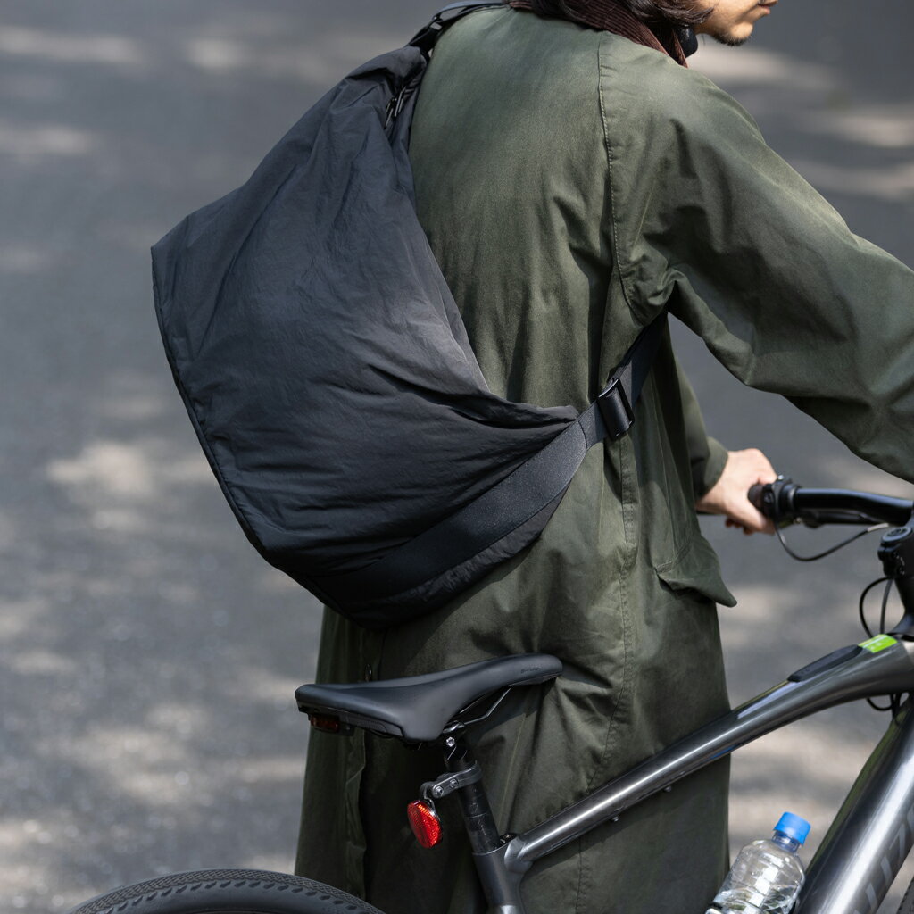 【11/27 1:59まで！クーポンご利用で2,000円OFF】ふかふか塩縮ナイロン ビッグショルダーバッグ 黒 豊..