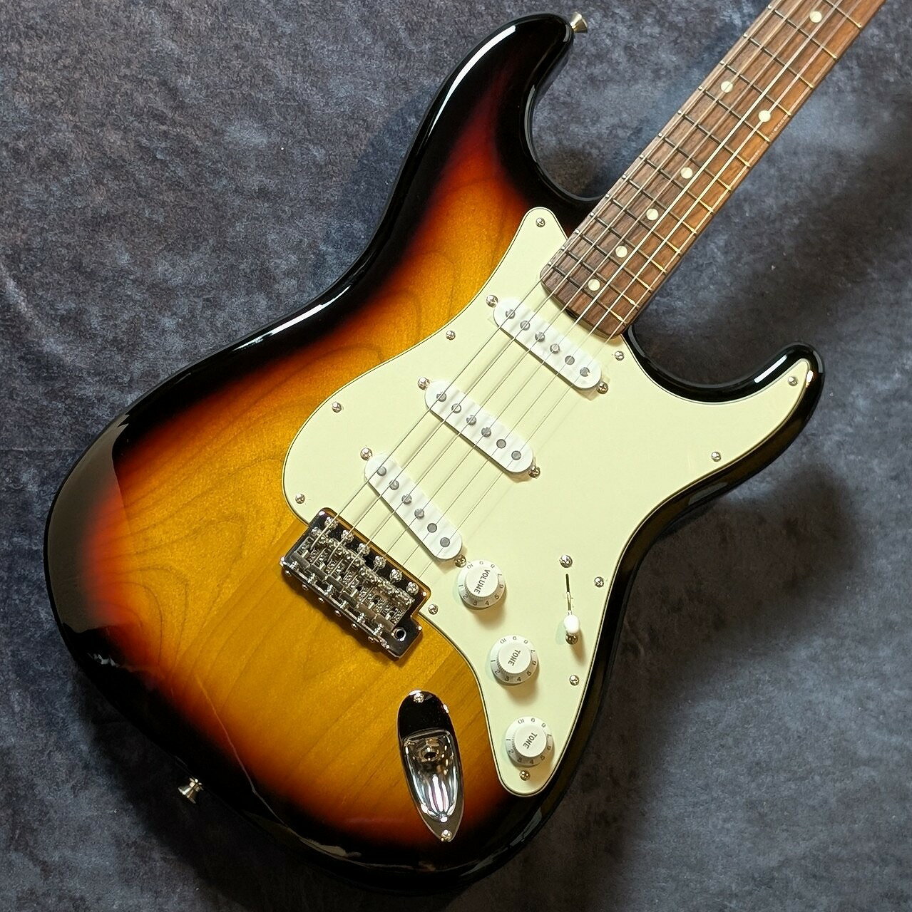 Fender FSR Made in Japan Traditional 60s Stratocaster 3-Color Sunburst 【重量3.50kg】【日本総本店ベースセンター】