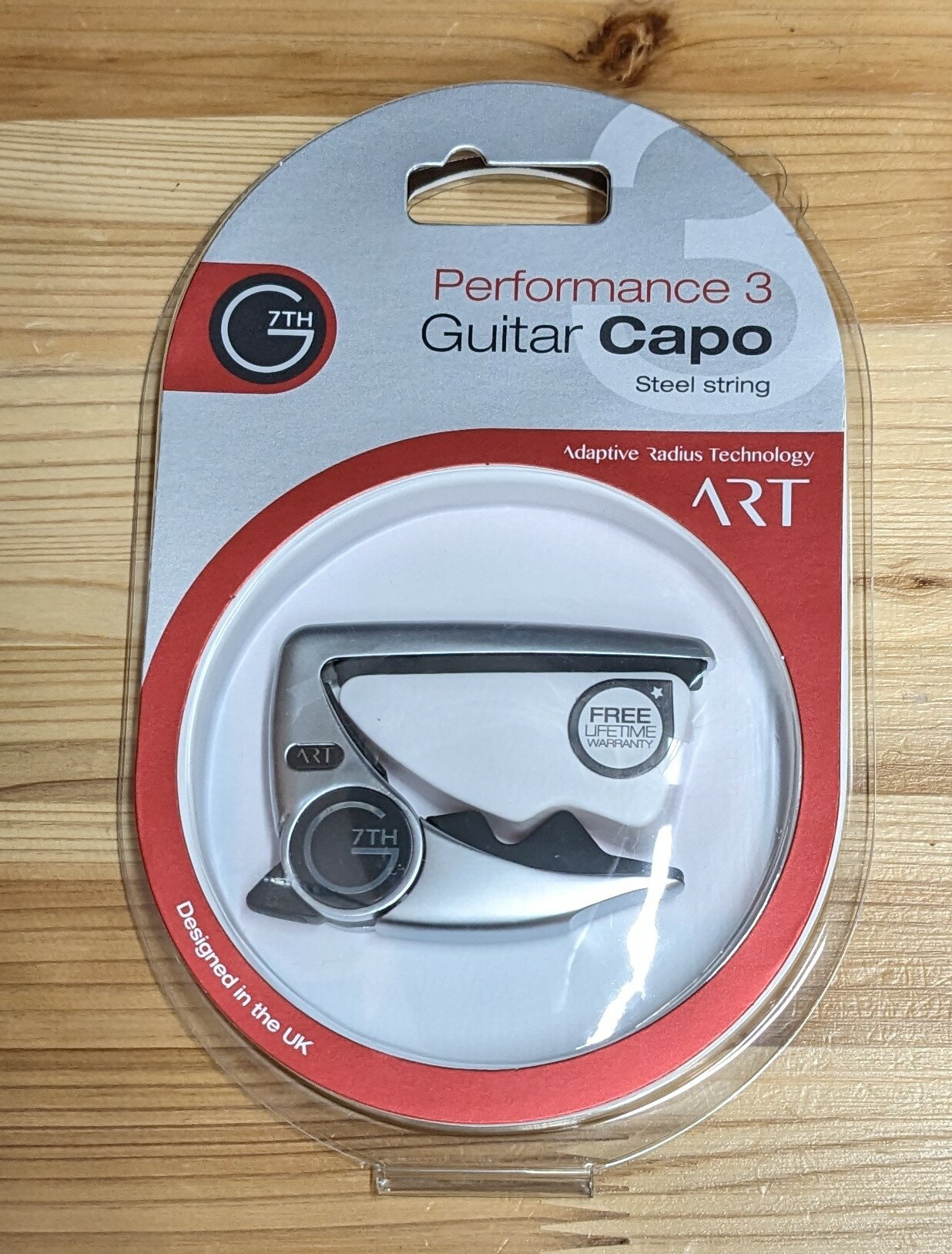 Performance3 Silver イギリスのブランドG7thのカポタストG7th Performance 3 ART Capo 片手で握るだけで取り付けられ、 レバーを起こしてロックを外すだけで取り外し可能です。 〜メーカーサイトより〜 2004年の発売開始とともに、瞬く間に世界中のプレイヤーに広まったG7th Performance Capo。 15年を経た2019年、革新的な機能「ART」を備えた「G7th Performance 3 ART Capo」が登場！ 重量は約63gです。 ART：指板・フレット・1〜6弦が成すカーブと押弦時の負荷に対し、 最適な形状へと柔軟に変化します。 最小限の圧力で弦を抑える事が可能な為、チューニングの精度が向上し、ビリつきを抑えます。 お問合せクロサワ楽器横浜店では常時多数の小物・メンテナンスグッズを取り揃えてお待ちしております。ご不明な点はお気軽にお問い合わせ下さい。通信販売・各種クレジットカード支払い・銀行振り込み・代引き発送も行っております。 遠方の方もラクラクご購入いただけます。便利な通信販売を是非ご利用ください。更新作業の都合上、ご注文いただいた時には既に売り切れている場合がございます。その際はお取り寄せにて承りますのでお時間をいただく場合がございます。あらかじめご了承くださいませ。 お問い合わせはこちらまで！ ↓↓↓↓↓↓↓↓↓↓↓↓↓↓↓↓↓↓↓↓↓↓↓↓↓ TEL : 045-317-3711 MAIL : hama@kurosawagakki.com