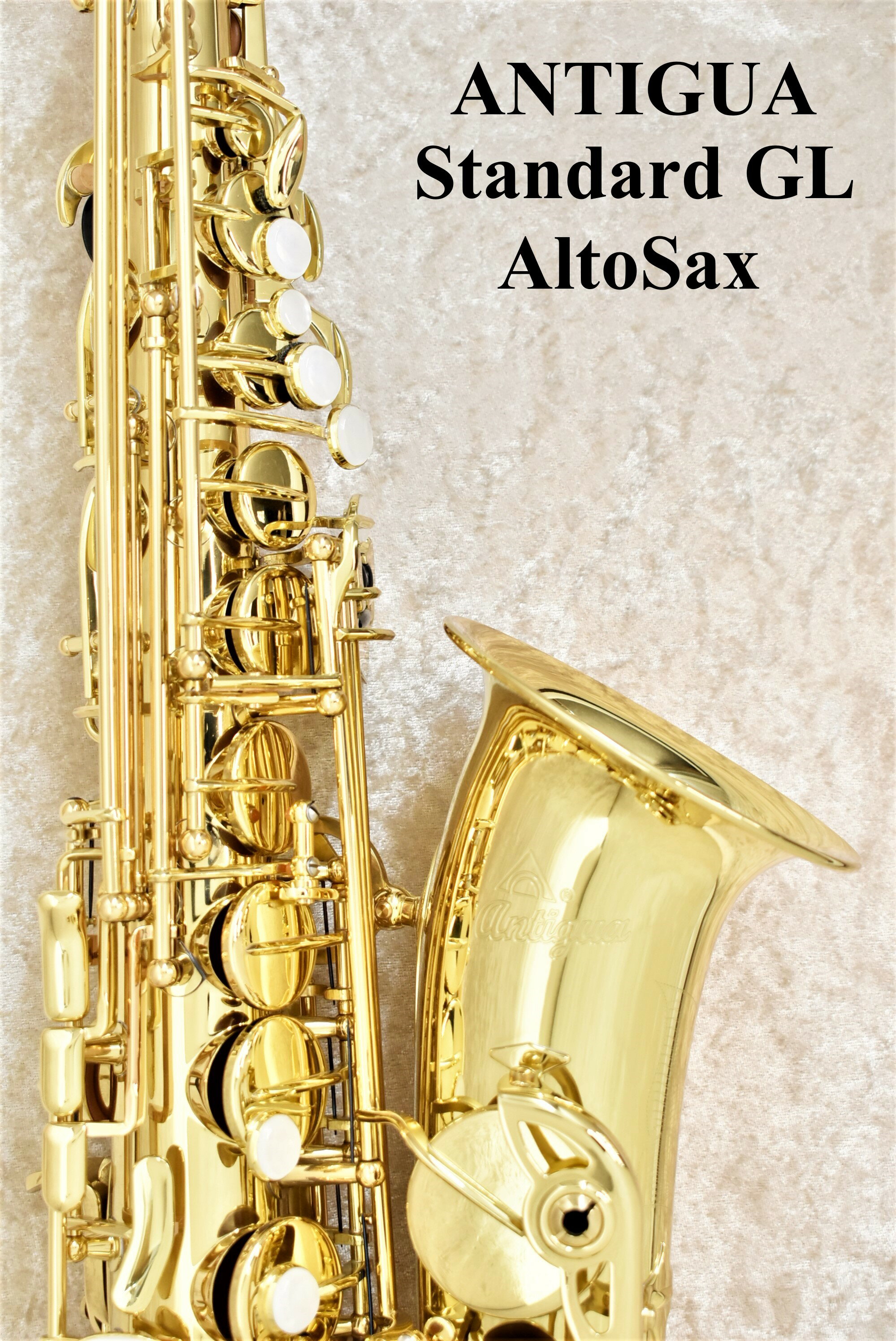 ★Standard GL AltoSax ------------------------------------ 現代の入門モデルを代表するアンティグアサックス、スタンダードラインナップのアルトサックスです。 入門モデルとしての扱いやすさと低価格を維持しながらも、見劣りのしない搭載パーツ・外観を持ち、入門の方を中心に圧倒的な人気を誇るモデルの地位を獲得しました。 ～独立型キィポスト台座～ 軽量化、コストダウンを図ると共に軽やかな吹奏感と明るい音色を生み出し、 入門モデルの多くに採用されている仕様です。 ～ブルースチールスプリング～ キィ動作の快適さを大きく左右するバネ素材にブルースチールスプリングを使用することにより、 快適なキィの操作感をもたらします。 《スタッフコメント》 入門の定番モデル！ 吹きやすさと癖の少ない音色を持ち合わせ、 それをこの価格帯で実現！ 入門機をお探しの方は是非！ 《仕様》 ・調子：E♭ ・シリーズ：Standard Series ・管体素材：ブラス ・サムレスト素材：プラスチック ・サムフック素材：ブラス ・バネ：ブルースチールスプリング ・キィポスト台座：単座型 ・仕上：ゴールドラッカー ・ベル彫刻：有 ・製造国：台湾 《付属品》 ・ハードケース ・マウスピース ・リガチャー ・マウスピースキャップ ・コルクグリス ・ストラップ ・リード ★Antigua Woodwinds ----------------------------------- アンティグアの創設者であるフレッド・ホエイ氏が、バンド楽器ビジネスを行う事より端を発し、 自身の理想の楽器製造を行うべく、アンティグア・ウッドウインズとして1950年代に経営が始まりました。 アンティグア社の理念としては、 子供から大人に至るまで全ての年齢層に愛され・楽しまれるよう、 企業努力によるコストを抑えつつ、プロユースでもしっかりと使える製品の設計を心掛けてます。 当初は、他ブランドとの技術提携・下請け業務により、高い水準での自社ライン製造を行い、 後にロキシーブランドにて自社製品を製造、高品質・低価格の製品達は高い評価を受ける事となり、 1991年にはテキサス州アントニオで正式にアンティグアブランドとして製品を発売しております。 今日に於いては、多岐に渡る事業計画を推し進め、独自の思想に乗っ取ったモデルを開発すると共に、 音楽教育界のニーズに応えるべく、将来のビジネスの発展に合わせて新たに研究開発部門を設けて、 世界中の音楽を愛する方々の活動に貢献すべく、更なる技術革新を求めております。 ★保証・お問い合わせ ---------------------------- 【保証期間】 〔新品〕5年間 〔中古〕6ヵ月間 ※10万円以下の新品商品に関しましては1年間保証となります。 ※一部対象外の商品もございます 【保証内容】 定期点検、バランス調整、オイルアップ、軽度クリーニング ※パーツ代金が発生するものに関してはパーツ代のみご請求させて頂きます。 ※自損に関しては保証対象外となります。 ご不明点・ご質問がありましたらお問い合わせフォームよりお気軽にお問い合わせください。 当店の管楽器専任スタッフが詳細説明をさせて頂きます。 リペアマン常駐でご購入後のアフターケアも安心のクロサワ楽器横浜店です!!! LINEもしくはZoomによるビデオ通話接客サービス その名は『オンライン接客サービス』 ★オンライン接客受付中 自宅にいながら接客を受けられる。 クロサワ「オンライン接客」がスタート。 「通販で欲しい商品があるけど画像や文章だけだとちょっと不安」 「お店は遠くて行けない」「いろいろ質問したいけど電話やメールだと難しい」 そんな時はオンライン接客が便利です。スマホやPCを通してまるでお店に居るようにマンツーマンで接客を受けられます。 オンライン接客をご希望の方はお問合せフォームよりご連絡下さいませ！