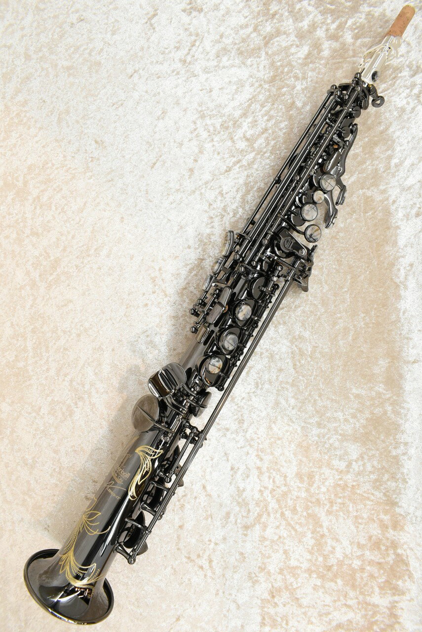 ★GS5-B "Gerald Albright Signature Model"------------------------------------ モダンサックスの雄であるキャノンボールに於けるフラッグシップ『ビッグベルストーンシリーズ』 多彩なラインアップの中でも唯一のアーティストモデルである『Gelard Albright Model』 その設計・製作には、アメリカ西海岸を代表する世界的ジャズサックスプレイヤーであり、 フュージョン界の帝王と呼ばれる『ジェラルド・アルブライト』氏の全面的な監修の元で行われ、 サウンド・ピッチ・レスポンス・キィバランス・ルックスに至るまで随所に拘りを盛り込み設計された、 キャノンボール社の技術とジェラルド氏の幾度に渡るリレーションにより誕生したモデルとなります。 管体材質には、多種多様な真鍮材を研究した上辿り着いた日本製の真鍮材を採用、 焼き鈍し熱処理を3回繰り返す事で、金属結合を強め高い強度・サウンド纏まり・芯の強さを持たせます。 そのモデルの通り、従来のモデルより大ぶりなベル設計にする事で力強いサウンドを支えております。 仕上げ塗装に用いられているブラックニッケルは、スズニッケル合金らしい締まりのあるサウンドと優れた耐性、 加えてブラックニッケルらしい艶やかで色気のあるサウンドをモチーフとしております。 銀メッキなどの多種のメッキとのコンビモデルにせず、全てをブラックニッケルで統一する事で、 メッキ特有の硬さを抑え、パワフル且つメロウなサウンドライクを兼ね備えております。 通常では貝や樹脂を用いるキィボタンには、準宝石である鉱石『ピカソジャスパー』を埋め込む事で、 見るものを惹き付ける美しい外観と共に、キィカップに於ける余剰な共振を防ぐ効果をもたらせております。 ネック仕様には、現在の多様な音楽シーンに適応するべくデダッチャブルネックを用いており、 音色を大きく左右する塗装には銀メッキを用いる事で、芯のある太いサウンドを実現しております。 また、各ネックにもキィボタン同様に準宝石が埋め込まれており、響きを纏めるウェイトとなっております。 サウンド・ルックス共に、グラミー賞にもノミネートされた最高峰のプレイヤーであるジェラルド氏のネームに恥じない、 あらゆるオーディエンスに向けて最高のパフォーマンスを約束する、シグネチャーモデルとなります。 《仕様》 管体/キィ：イエローブラス・ブラックニッケルメッキ仕上げ ネック：ストレートネック/カーブドネック 2本付属(銀メッキ仕上げ) HighF#キィ・HighGキィ付き キィ・ネックに準宝石：ピカソジャスパー マルチ オリジナル手彫り彫刻 《スタッフコメント》 キャノンボールとジェラルド氏の魅力がギッシリ詰まった唯一無二のシグネチャーモデルであり、 パワフルな骨太サウンドから、歌うような艶やかで色っぽいサウンドまで自在な表現力を持ちます。 ソプラノサックスでありながら音痩せ・抜けムラが少なく、安定感抜群の響き・操作性が魅力であり、 高音は煌びやかに低音はブリッとした太さを持ち、圧巻のパフォーマンス・抜群のフィーリングを兼ね備えてます。 ジャンルを選ばない色彩感の多いサウンドライクを持つ、素晴らしいの一言に尽きるモデルです。 ★Cannonball ----------------------------------- ブラックサックスのパイオニアであり、近代のモダンサックスに於ける最高峰ブランドである『Cannonball』 1996年にアメリカのユタ州ソルトレイクシティにて、互いにサックス奏者であるラウカット夫妻により誕生し、 自宅の一角を工房へと改築、サックスの命とも言えるネックの加工・カスタマイズを手掛ける事より端を発します。 そのブランド名には、現社長であるテヴィス・ラウカット氏が愛して止まない『キャノンボール・アダレイ』と、 本来の意味であり、力強く太いサウンドの象徴である『キャノンボール=大砲』の意味が込められております。 サウンドへの飽くなき欲求・プレイヤーとして培った経験・感覚を基に、幾度となく実験・研究を繰り返すうちに、 設計や機構の他にもパーツ一つの素材・加工・仕上げがサウンドの大きな変化に繋がる事を実証する事に成功。 独自の視点より考案した楽器は、瞬く間に多くのユーザーに高い評価を受け楽器製作工房として成功を治めます。 管体のアニーリング(焼き鈍し)や準宝石のキィボタン・ファットネックの開発など、これまでに多くの試みを行い、 現在ではモダンサックスブランドの雄として、日々探求を繰り返し最高峰の作品を世に生み出しております。 ★当社保証・掲載商品に関して ---------------------------- 【保証期間】 〔新品〕5年間　〔中古〕6ヵ月間 ※10万円以下の新品商品に関しましては1年間保証となります。 ※一部対象外の商品もございます 【保証内容】 定期点検、バランス調整、オイルアップ、軽度クリーニング ※パーツ代金が発生するものに関してはパーツ代のみご請求させて頂きます。 ※自損に関しては保証対象外となります。 【掲載商品に関して】 楽天オンラインショッピングには〔新品〕の他、一部商品を掲載しております。 〔中古品〕〔限定特価商品〕等その他の商品に関しましては、 当店舗WEBサイト、デジマートに全商品掲載しております。 ご不明点・ご質問がありましたらお問い合わせフォームよりお気軽にお問い合わせください。 当店の管楽器専任スタッフが詳細説明をさせて頂きます。 リペアマン常駐でご購入後のアフターケアも安心のクロサワ楽器横浜店です!!! ★オンライン接客受付中 自宅にいながら接客を受けられる。 クロサワ「オンライン接客」がスタート。 「通販で欲しい商品があるけど画像や文章だけだとちょっと不安」 「お店は遠くて行けない」「いろいろ質問したいけど電話やメールだと難しい」 そんな時はオンライン接客が便利です。スマホやPCを通してまるでお店に居るようにマンツーマンで接客を受けられます。 オンライン接客をご希望の方はお問合せフォームよりご連絡下さいませ！　