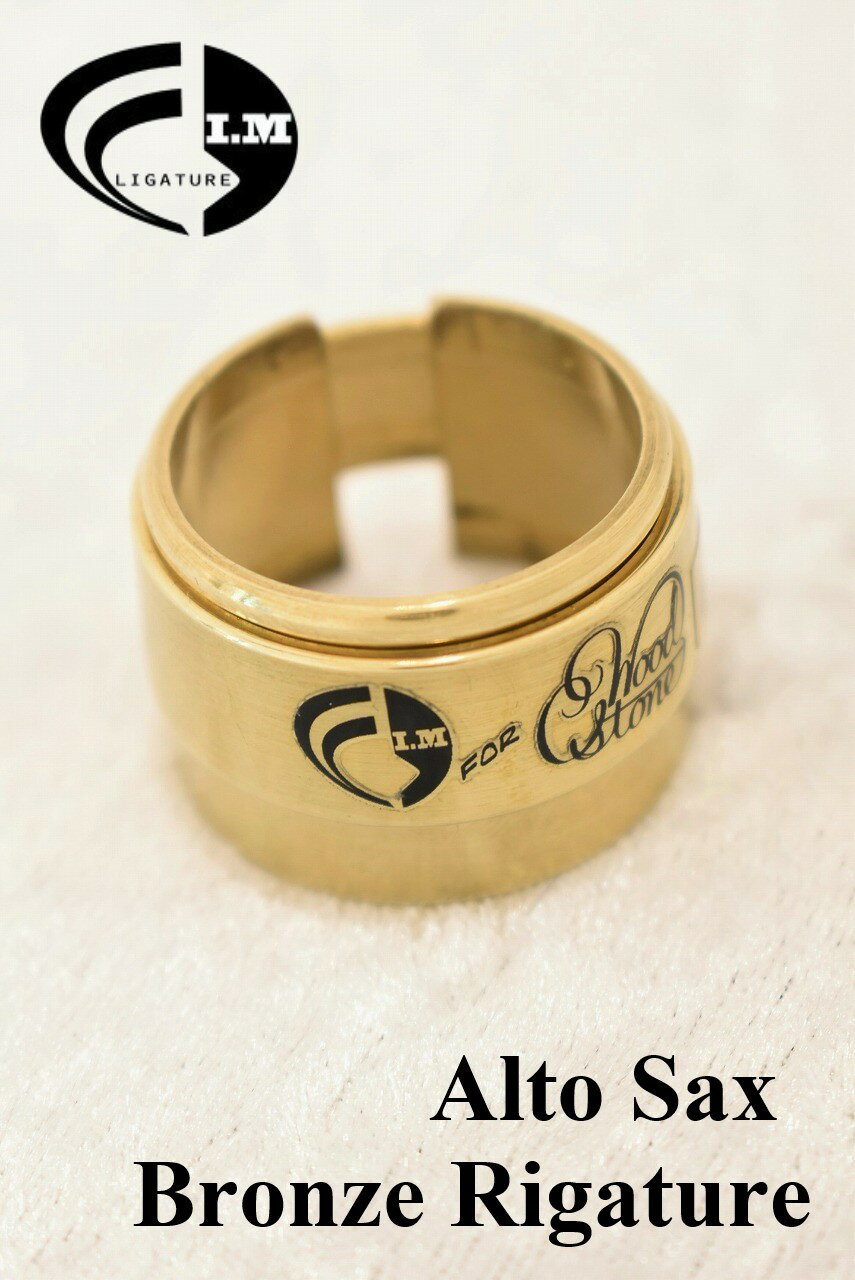 ★Investigaciones Manchegas Rigature --------------------------------------------------------------------- ～AltoSax BRONZE Rigature～ Investigacions Manchegas （インベスティゲーションズ・マンチェガス/I.M.）社は、 スペインのカスティーリャ・ラ・マンチャ州に工房を構える新進気鋭の楽器メーカーであり、 新たな概念を基に管楽器アクセサリーをデザイニングし、プロアマ問わず高い評価得ております。 既存のリングリガチャーに於いては、マウスピースの外径やリードのヒール厚により、 適合性の有無や締め込み位置のズレなど、使用感が安定しないと言う悩みがありました。 I.M.リガチャーは、これまでのリングタイプのリガチャーには見られなかった可動式のリング構造を用いる事で、 締め込み位置の微調整が可能となり、お好みに合わせたリードセッティングが可能となります。 リガチャーの素材としては胴・錫・亜鉛などの合金であるブロンズ(青銅製/無垢仕上げ)材を採用。 しっかりと纏まりのある抵抗感による重厚なサウンドと、金属製特有のレスポンスが特徴的であり、 中〜低域の音質が太く高音域でも音痩せしない、粒立ちの良い響きが得られます。 新進気鋭ブランドならではの試みを随所に盛り込まれた、今までにない新感覚のリングリガチャーとなります。 【仕様】 ・アルトサックス用リガチャー ・ハードラバー専用(メタルマウスピースには適合致しません) ・リングタイプ ・仕上げ：ブロンズ(青銅)製/無垢仕上げ ※当商品にはキャップは付属しておりません --------------------------------------------------------------------- ●当リガチャーの注意事項 ・海外生産品となります。サウンドに影響のない程度の小傷・表層劣化がある場合が御座います。 ・入荷タイミングによりロゴや刻印位置・大きさが変更となる場合が御座います。 ・リング可動式となりますが、マウスピース径やリードの厚みにより一部適合しない場合が御座います。 ・金属製リガチャーについては、色味や表層に個体・バラつきが御座います。品質やサウンド上の問題は御座いません。 ※上記の件を事前にご確認頂いた上でお買い求めください。 ※適合を含めて不明点等御座いましたら、事前にお問い合わせ下さい。 【対応表・番手指定】 ・ASB(Sサイズ)：H.Selmer/Gottsu/AIZEN/Beechler/Francois Louis/nick ・AMB(Mサイズ)：C.Lakey/Jody Jazz/Lebayle/Mouthpiece Cafe/Meyer/Otto Link/Vandoren/Wood Stone/Yanagisawa※クラシックモデルはクラリネット用（Vandorenサイズ）での対応/Francois Louis(テナーサックス) ※ご注文の際は備考欄に番手のご記載をお願い致します。 -------------------------------------------------------------- 管楽器用アクセサリー ●木管楽器●金管楽器 -------------------------------------------------------------- マウスピース♪ソプラノサックス ♪アルトサックス ♪テナーサックス 　♪バリトンサックス ♪クラリネット　　♪金管楽器 -------------------------------------------------------------- リード＊ソプラノサックス ＊アルトサックス ＊テナーサックス 　＊バリトンサックス ＊クラリネット -------------------------------------------------------------- リガチャー ◆ソプラノサックス ◆アルトサックス ◆テナーサックス 　◆バリトンサックス ◆クラリネット -------------------------------------------------------------- ケース ▽ソプラノサックス ▽アルトサックス ▽テナーサックス 　▽バリトンサックス ▽フルート 　　 　　▽クラリネット ▽金管楽器 -------------------------------------------------------------- 銀行振込、代金引換、各種クレジットカードがご利用いただけます。 更新作業の都合上、ご注文いただいた時には既に売り切れている場合がございます。 その際はお取り寄せにて承りますのでお時間をいただく場合がございます。 あらかじめご了承くださいませ。 詳細写真などのご希望、その他ご不明な点がございましたら管楽器担当へお気軽にお申し付けくださいませ。