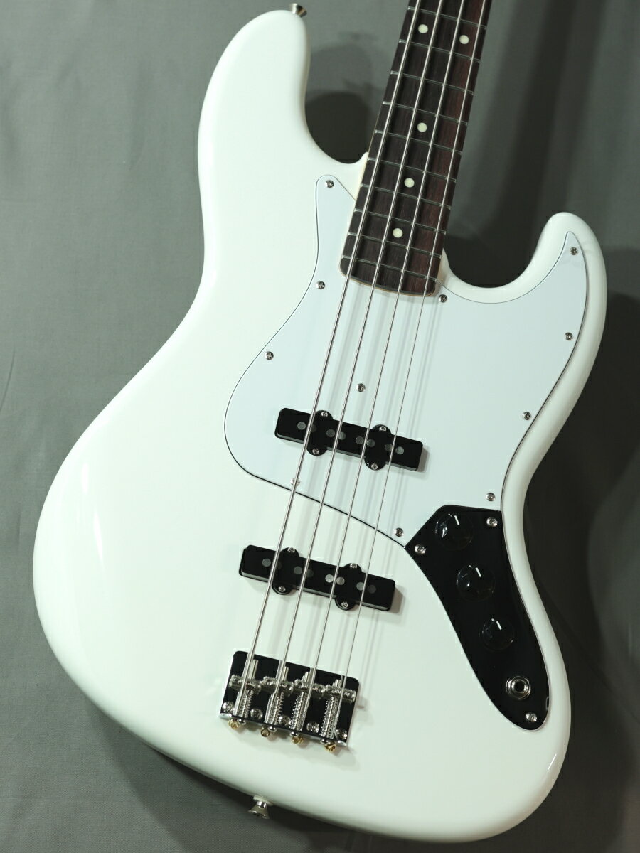 1960年の創業以来日本の楽器業界を牽引するフジゲンは自社商品の生産はもちろん他にも多数の有名ブランドのOEMを手がけており世界的にも支持を得ているメーカーです。 同価格帯の中でも圧倒的なコストパフォーマンスを誇るフジゲンベーシッククラシックシリーズ。 老舗国産ブランドを代表するフジゲンは日本製ならではの作りの良さはもちろんですが、サウンドにも全く妥協は無くトラディショナルモデルをベースとしながらも現代音楽等にも通用する独自のサウンドを築いています。 フジゲンサウンドの特徴として図太い低音が1番の魅力になります。ピックアップはオリジナルの物をマウントしておりパンチのあるモダントーンでノイズも少なくドライブさせても低域がしっかりと残ります。 さらにフジゲン製の楽器にはC.F.S（サークル・フレッティング・システム )がインストールされております。こちらは独自開発の仕様となっておりフレットを直角では無く湾曲させて演奏し易い形状、音の抜けの良さ、音の立ち上がりの向上を実現させたものになります。実際にポジション問わずクリアなサウンドとなっており長年支持されております。 この内容でこの価格を実現しているメーカーは他にはなく低価格ながら一生使える楽器に仕上がっております。 こちらのBCJB100RBDはバスウッドボディ、ローズ指板のJBモデルです。バスウッドボディを採用することでビギナーでも鳴らしやすく軽量な仕上がりになっております。 塗装はウレタンでの仕上げとなり環境変化に強くコンディションキープが容易です。 質の良い手頃なJBをお探しの方には大変おすすめの1本です。 是非ご確認下さい。 Body: Basswood Neck: Maple Finger Board: Rosewood Peg: GOTOH GB10 Bridge: FGN JB700(Spiral Saddles) Pickup: FGN 62J Set Control: 2Volume, 1Tone 付属:ギグバッグ,メーカー1年新品保証書 詳細お問い合わせ下さい。 ※新品SALE品・新品アウトレット・新品特価表記につきましては、本体また付属品に小さな傷や汚れ等がある場合がございます。 ★当店はリペアマン常駐の店舗です。弦高など無料で調整してから発送することも可能です。リペアに関しての詳細はこちら アフターサービスやメンテナンス等、行き届いたサービスをお約束します。 ★当店は試奏室も完備しております。静かな環境でじっくりと選びたい！他のお客様が気になって集中できない！同じ環境で個体を選びたい！等、ご納得いただけるまでご試奏いただけます。 ※試奏室をご利用希望のお客様は事前にご来店日時をご指定いただけるとスムーズにご案内出来ます。 ※事前にご相談、お問い合わせ下さいませ。 ※掲載商品売却に対応した在庫表示の反映は迅速を心がけておりますが、 タイムラグが発生する場合がございます。予めご了承ください。 ※全国通信販売も承っております。 代金引換配送、お振込み、現金書留、カード、ショッピングクレジット(分割) など各種対応いたしますのでお気軽にご相談下さい。 クロサワ楽器 日本総本店 1F ベースセンター 〒169-0073 東京都新宿区百人町1-10-8 TEL : 03-5386-9630 MAIL : bass@kurosawagakki.com