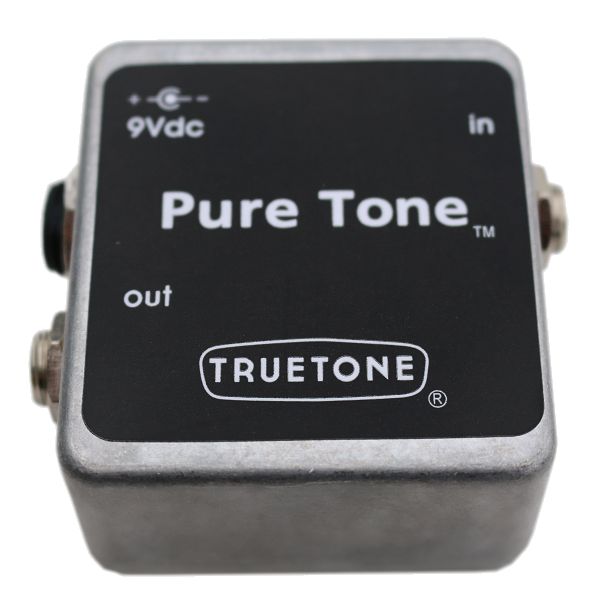 PURE TONE : HandMade Line Driver / Buffer トゥルートーン「ピュア・トーン」はギター/ベースの直後(エフェクター/アンプの前)に接続することにより、音ヤセやノイズの混入しやすいハイインピーダンス信号をローインピーダンスに変換するハイクォリティラインドライバーです。極限までシンプルにした回路設計とハンドメイドによる極めて聴感上の変化の少ないバッファーです。単純に接続しただけでは変化が判りにくいですが、確実にノイズに強い信号に変換します。 寸法：63 x 60 x 30 mm 電源：9VDC（1 SPOT 9V ACアダプター推奨） ※ この商品には電源アダプターは付属しておりません。