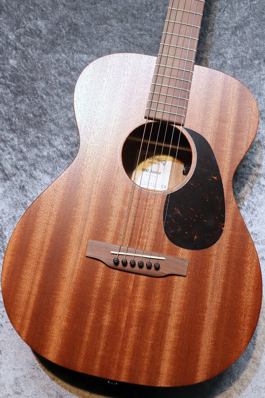 ～最大48回、分割払い無金利キャンペーン対象商品！～ 2025年製。 明るくカラッとした乾いた鳴りが魅力の個体です。 なおかつ中域の音の粘りが全体の音像をささえています。 オールサペリボディにしか出ない、特有の心地よいサウンドです。 縦にはいった杢目が綺麗なルックスもお勧めの1本です お問い合わせ心よりお待ちしております。 【Martinとは】 アコースティックギターのトップブランド「マーティン」。 国内・国外かかわらず世界中の名だたるアーティスト達が実際にステージ・録音で使用しており、「アコースティックギターの音＝Martinの音」と言っても過言ではない程に昔から愛され続けているブランドです。 【ジュニアシリーズの魅力】 ボディサイズ縦およそ45cm、横およそ35cmの少し小ぶりなジュニアシリーズ。 ミニギターほど小さくなく、フルサイズ程大きくない。抱え心地の良い疲れにくいサイズながらも、本格的な「弾きごたえ」と「音色」を楽しめる魅力を持ちます。 使用する木材は全て、合板ではなく滑らかな鳴り実現する「単板」を使用。 生産ラインが同一ですので、楽器としての品質は20万円クラスと同等のものを持っています。 ボディが小さな分、最大音量はやや大人しいので、ご自宅での練習用にもぴったり。 しかしながらその鳴りの密度は高く、十分な満足感を得る事ができます。 オール単板の楽器は使い込むほどに“音”が成長しますので、愛着も湧いてくることでしょう。 【モデル概要】 ■ボディサイズ：000JR…もととなっている「000（トリプルオー）」は、アコースティックギターの中で少し小振りかつスタンダードな大きさ。その15/16サイズ。 ■表板：サペリ単板..甘く優しい素朴な音色を持つ、高級素材マホガニーに近い材。 ■横裏板：サペリ単板..甘く優しい素朴な音色を持つ、高級素材マホガニーに近い材。 ■塗装：ナチュラルカラーのサテンフィニッシュ（つや消し）。 ■弦長：632mm…通常650mm前後の弦長と比較して短め。 ■ナット幅：44.5mm…指弾きもストロークもどちらも対応しやすいオールマイティな幅。 ■ネックシェイプ：少し薄めでハイポジションまで厚みがあまり変わらないかまぼこ形。 ■ペグ：オープンギアタイプが採用されています。クローズドタイプに比べ軽量の為、サウンドも軽やかになります。 ■エレアコタイプ：Martin E-1搭載。 弦を乗せている白い「サドル」の下に振動を拾うセンサーが内蔵されており、アンプから音を出すことができます。サウンドホール脇の板裏にボリュームとトーンが付いています。さらに基盤の上部にはチューナーのオンオフスイッチと、フェイズ切り替えスイッチが付いています。 【SPECS】 ボディ:サペリ単板 ネック:セレクトハードウッド 指板:セレクトハードウッド ブリッジ:セレクトハードウッド 塗装: サテン仕上げ(艶無し) 弦長:632mm ナット幅：44.5mm プリアンプ :マーティン E-1 正規保証書・ギグバッグ付属 ※お使いの画面環境によって実物と色味が異なって映ることがございます。予めご了承くださいませ。 ※こちらは店頭でもお取り扱いしている商品となります。ホームページ等をご覧になり、ご来店される際はお電話等で在庫状況の確認をしていだだきますようお願いいたします。 全国通信販売も承っております。各部拡大画像もお送り致しますのでお気軽にお申し付け下さい。 楽器の詳細及び通信販売の手続き方法は、お電話もしくはE-Mailにて各楽器担当までお気軽にお問い合わせ下さい。 【当店はMartinギター日本総代理店です】 常時100モデル以上の店頭在庫。 カタログに掲載されているモデルは「無いものの方が少ない」ほどのラインナップです。 日々のメンテナンスやカスタムオーダーに関するお問い合わせなど、お気軽にご相談くださいませ。 万全のアフターサービスをお約束いたします。 【クロサワ楽器池袋店アコースティック館】 TEL：03-5957-5056 E-mail：ike-aco@kurosawagakki.com