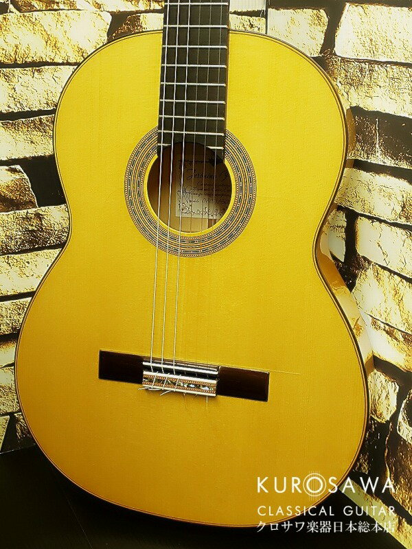 1978年スペイン　カディスのアルゴドナレスで生まれたヘロニモ・ペレスは 素晴らしいスパニッシュギターを製作し、短期間の内にスペインで最も有望なギター製作家の一人として 認められるようになりました。 丁寧で高度な木工技術で製作されたギターは、独自の個性を持つ最高のサウンドを有しており、 アントニオ・レイをはじめとするスペインの有名フラメンコギタリストたちがこぞって 彼の工房を訪れるようになったことで、更に世界的に知られるようになっています。 表板：ジャーマンスプルース、 横裏板：スパニッシュシープレス を使用して製作されたフラメンコギターの白。 低音は明るく深みがあり、高音はクリヤーで透明感が高い上に、 完璧にバランスが取れていて、ボリュームと遠達性も素晴らしい。 弦高も低めで、弦の張力も中庸と、その全てが高い演奏性の為にバランスが取れており 快適な弾き心地が得られています。 スペインのみならず、世界中から注目を集めるフラメンコギターを是非お確かめください。 税込希望小売価格1,320,000円の品 糸巻き：Chrome HISCOXハードケース付属 詳細はお問い合わせくださいませ。 　※画像は店頭在庫品のものです。 　※今回、2本同時入荷の為、糸巻きカラー（Gold、Chrome）で区別させて頂きます。 ・ご注意 ※掲載商品売却の際、サイトからの削除は迅速を心がけておりますが、 　タイムラグが発生することがございます。 　店頭でも販売しております商品ですので、万一ご注文後に売り切れとなっておりました場合は、 　誠に申し訳ございませんがご容赦ください。 　店舗での試奏やご購入をお考えの方は事前にTEL、またはメールにてご連絡いただけると確実です。 ・お問い合わせ 全国通信販売も承っております。 各部拡大画像・サンプル動画もお送り致しますのでお気軽にお申し付け下さい。 楽器をお渡しする際にお好みの高さに弦高調整いたします。 (一部の商品は楽器の性格上調整できない場合もございますのでご了承ください) 楽器の詳細及び通信販売の手続き方法など ご不明な点などございましたら、お気軽に店舗までお問い合わせ下さい。 クロサワ楽器 日本総本店 2F クラシックギター専門フロア TEL 03-3363-7451 FAX 03-3371-9630 E-mail:htnc@kurosawagakki.com 〒169-0073 東京都新宿区百人町1-10-8 【JR山手線 新大久保駅より 徒歩1分!】 ・買取、下取り 買取、下取りも大歓迎です!お気軽にご相談ください! ・ご案内 専門店の集合体!!楽器の販売・修理に関する事なら当店にお任せ下さい!!
