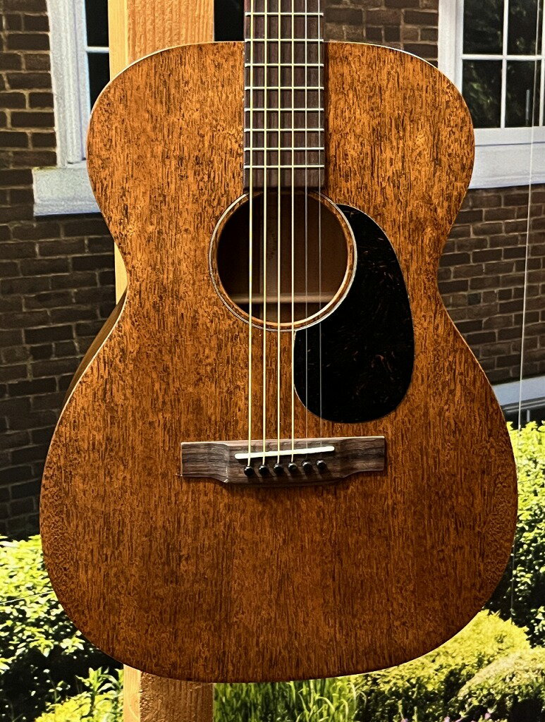 【高価買取キャンペーン中】 只今 アコースティックギターの高価買取キャンペーンを実施中です。 他店よりも高い買取金額でお受けいたします。 メール【htn@kurosawagakki.com】でもご相談を承っております。 今は弾かなくなった、もしくはステップアップ買い替えの為に、 大切なギターをお売りするお客様は 是非一度、お気軽にお問い合わせ下さい。 ------------------------------------------------------------------ 【ショッピングクレジット無金利&超低金利キャンペーン】 最大48回払いまで金利手数料0%!!　 48回以上も超低金利でお得! ※各種分割払い(クレジットカード、ショッピングクレジット)ご利用いただけます。 詳しくはお電話もしくはメールにてお気軽にお問合せくださいませ。 --------------------------------------------------- 【Martin 00-15M #2931014】 赤茶けたマホガニーボディが魅力の15シリーズ。以前の15シリーズにはマホガニーに似たサペリ材を使用したモデルが生産されていましたが、現在はマホガニーを使用しています。渋いルックスとマホガニーならではの乾いたサウンドで高い人気を誇るシリーズとなっています。 人気が高いポイントとしてまずは、オール単板仕様ですので、生音が非常に良い点が挙げられます。そしてオールマホガニーボディにより、驚く程、軽量です。あたたかく素朴で乾いたマホガニーサウンドをご堪能いただけます。 そして、現在Martinの多くがナット幅44.5mmとなりますが、15シリーズの多くが42.9mmと細くなっており、手が小さい方や初心者にもおすすめのポイントとなっています。 全体のフィニッシュはサテン仕上げとなっており、サウンド面同様、ルックス面での素朴さもこのシリーズの魅力の一つです。 Martinの中ではリーズナブルなシリーズになりますが、USA製となります。スタンダードシリーズに比べてシンプルな構造ではありますが、ネックのジョイント方式は、シンプル・ダブテイルとなっており、音の伝達性も高くなっております。 ブレーシングもA-Frame Xブレーシングというシンプルな形状を採用。素朴ながら、15シリーズのラウドなサウンドは、この独自のブレーシングよるところが大きくなっています。 以前はハードケースが付属していましたが、ソフトシェルケースに変更となっていますので、持ち運び等の面でより楽になるのも嬉しいポイントです。 【主な仕様】 Body Size: 00-14 Fret Finish Top: Satin Construction: Simple Dovetail Neck Joint Back and Side Finish: Satin Bracing Pattern: X-Brace Scale Length: 25.4" Brace Shape: Non-Scalloped Fingerboard Width at Nut: 1 11/16'' Top Material: Mahogany Neck Shape: Modified Low Oval Back Material: Mahogany Neck Taper: Standard Taper Side Material: Mahogany Bridge Material: East Indian Rosewood Neck Material: Mahogany Fingerboard Material: East Indian Rosewood ★当店は試奏室も完備しております。静かな環境でじっくりと選びたい！他のお客様が気になって集中できない！同じ環境で個体を選びたい！等、ご納得いただけるまでご試奏いただけます。 ※試奏室をご利用希望のお客様は事前にご来店日時をご指定いただけるとスムーズにご案内出来ます。 また系列店舗の在庫品であれば、お取り寄せ可能ですので、試奏室で弾き比べも出来ます！ ※事前にご相談、お問い合わせ下さいませ。 ★リペアマン常駐の店舗です。弦高など無料で調整してから発送することも可能です。 アフターサービスやメンテナンス等、行き届いたサービスをお約束します。 ★中国人スタッフも在籍しております！ 撮影機材の性能や、お使いの画面環境によって実物と色味が異なって映ることがございます。 予めご了承をお願い致します。 掲載商品売却の際、迅速にサイトから削除するよう心がけておりますが、 店頭ならびに複数のWEBサイトで併売している関係上、更新にタイムラグが生じる場合がございます。 万が一、ご注文いただいた商品がすでに販売済みであった場合は、 何卒ご容赦頂けますよう伏してお願い申し上げます。 また店舗での試奏やご購入をお考えの方は事前にTEL、またはメールにてご連絡頂きたく存じます。 クロサワ楽器　日本総本店アコースティックギターフロア お電話 03-5386-9630 E-Mail htn@kurosawagakki.com