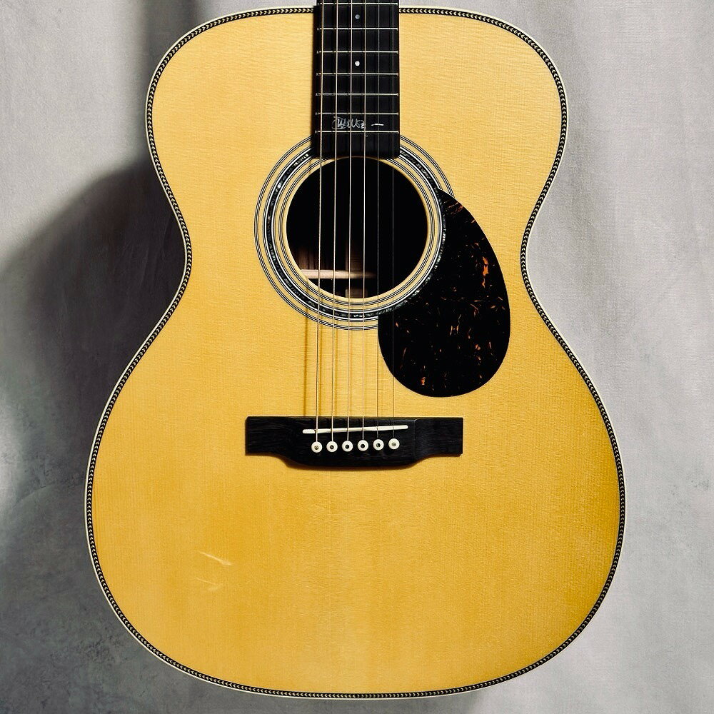 【Martin OMJM John Mayer #2944729】 感性とクラフトマンシップが融合する逸品 ─ Martin OMJM John Mayer シグネチャーモデル アコースティックギターの世界において、「Martin」という名はまさに伝統と革新の象徴です。 その中でも、現代最高峰のギタリストの一人であるジョン・メイヤーとの コラボレーションにより誕生したモデル「OMJM」は 洗練されたトーンとプレイヤビリティを求める 全てのギタリストにとって、唯一無二の存在といえるでしょう。 OMJMは、ジョン・メイヤー本人がステージやスタジオで愛用するモデルをそのまま再現した、 プロフェッショナル仕様のOM（オーケストラモデル）ギターです。 最大の魅力は、ヴィンテージ感とモダンな弾き心地を両立させたその音作りにあります。 トップ材にはイングルマン・スプルース サイド＆バックにはイーストインディアンローズウッドを採用し 温かく深みのあるトーンと、抜けの良い高音域を絶妙にブレンドしています。 ネックにはセレクト・ハードウッドを使用し、 ジョン・メイヤー仕様のカスタム・ネックプロファイルにより、 長時間のプレイでも手に優しくフィットします。 また、42.9mmのナット幅は、指弾きにもストロークにも対応できる柔軟性を持ち、 多様な演奏スタイルに適応します。 サウンドホール周りのアバロンロゼッタやジョン・メイヤーのサイン入りプレートなど、 外観面でも特別感が漂います。 サテン仕上げのボディは品格と落ち着きを兼ね備え 視覚的にも演奏者の所有欲を強く刺激します。 エレクトリック機能面も抜かりはありません。 Fishman Gold Plus Natural I ピックアップシステムを内蔵しており ライブパフォーマンスやレコーディングでも 自然なアコースティックサウンドを忠実に再現可能です。 これにより、ステージでもスタジオでもマーティンらしい 豊かな音色をそのまま届けることができます。 OMJMは単なるシグネチャーモデルではなく アーティストとメーカーの信頼関係 音楽に対する深い愛情と哲学が結晶化したモデルです。 ジョン・メイヤーの音楽に心を動かされた方はもちろん、 自分の音を追求するすべてのプレイヤーにとって このギターはインスピレーションの源となることでしょう。 今、あなたの手にするその瞬間から、OMJMはただの楽器ではなく 音楽を共に創造する“相棒”となります。 時を重ねるごとに育っていくその音色と共に、あなただけの物語を紡いでください。 Martin OMJM ─ 本物の音に出会いたいあなたへ。 【Specification】 Top Material：Engelmann Spruce Rosette：Abalone with Multi-Stripe Bracing Pattern：X Brace Brace Shape：Scalloped Brace Material：Spruce Back&Side&HeadplateMaterial：East Indian Rosewood Binding：Grained Ivoroid Top Inlay Material：Bold Herringbone Neck Material：Select Hardwood Neck Shape：Low Profile Neck Taper：Standard Taper Fingerboard&Bridge Material：Ebony Scale Length：25.4"（645mm） Fingerboard Width at Nut：1 11/16''（42.9mm） Fingerboard Inlay Style：Custom Top Color：Antique Toner Electronics：Fishman Gold Plus Natural I 【クロサワ楽器 日本総本店】 JR新大久保駅から徒歩約1分。 Martinを始めとした、上質なアコースティックギターやウクレレを 多数取り揃えてお待ちしております。 Martin公認のリペアマンも在籍しておりますので ご購入いただく際の調整のご相談や ご購入後のアフターケアも是非お任せください。 【試奏室ございます】 クロサワ楽器日本総本店では試奏室がございますので 静かな環境でじっくりとご検討いただくことができます。 ※予約制となっておりますので事前のご連絡をお願いいたします。 【ショッピングローン大歓迎】 当社指定のショッピングローン会社のご利用で 最大48回無金利分割でのお支払いが可能。 48回を超えた場合、最大84回まで超低金利分割でのお支払いをご利用いただけます。 また、事前お支払シミュレーションもご利用いただけます。 詳しくはお問合せ下さい。 【買取・下取り・ご委託販売】 買取・下取り・ご委託販売、是非ご相談ください。 メールやオンラインでの査定も受け付けております。 【スタッフ募集中】 クロサワ楽器ではスタッフを募集しております。 年齢・性別不問 楽器経験者優遇 楽器や音楽が好きな方を大募集中。 音楽や楽器に満ち溢れた職場で一緒に働きませんか？ 店舗での販売スタッフの他、卸業務・貿易業務 通販業務・販促業務など多様な職種がございます。 音楽好きのあなたのご応募をお待ちしております。 クロサワ楽器　日本総本店アコースティックギターフロア お電話 03-5386-9630 E-Mail htn@kurosawagakki.com