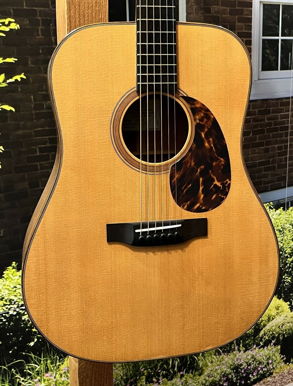 【高価買取キャンペーン中】 只今 アコースティックギターの高価買取キャンペーンを実施中です。 他店よりも高い買取金額でお受けいたします。 メール【htn@kurosawagakki.com】でもご相談を承っております。 今は弾かなくなった、もしくはステップアップ買い替えの為に、 大切なギターをお売りするお客様は 是非一度、お気軽にお問い合わせ下さい。 ------------------------------------------------------------------ 【ショッピングクレジット無金利＆超低金利キャンペーン】 最大48回払いまで金利手数料0%!!　 48回以上も超低金利でお得！ ※各種分割払い(クレジットカード、ショッピングクレジット)ご利用いただけます。 詳しくはお電話もしくはメールにてお気軽にお問合せくださいませ。 ------------------------------------------------------------------ 日本が誇る国産ギターの雄　K,yairi。岐阜県可児市にて職人による手作業に徹底的に拘り、1970年代から現在に至るまで国内外のミュージシャン、ギタリストに使用されています。 ハンドメイドと日本製に拘り、高品位なギターを作り上げる為、時間を掛け、丁寧に磨き上げていく、そんな職人の魂が詰まっているギターです。 その工場内の一角に選ばれたベテランの職人が1から作り上げるカスタムショップラインが存在します。 小池健司氏、丹羽雪男氏とマスタークラフトマンと呼ばれる職人の中にいまやK.yairiを代表するギターと言っても過言では無い、【Nocturne】を生み出したクラフトマン道前暁伸氏がおります。 本器は2016年製作のDY-18 表板にスプルース材、側板・裏板にはマホガニー材を使用、マホガニーネック、エボニー指板・ブリッジという仕様になります。 ヤイリギターDY-18の基本仕様はそのままで、ボディバインディング及びロゼッタにも木材を使用するなど、レギュラー品とは異なるカスタムショップならではの拘りが入っております。 ネックグリップはやや厚めのシェイプ、握りがしっかりとしている分、コシのある伸びやかなサウンドになっております。 ※製作時期より年数が経過しておりますので、御購入時にヤイリ工場へ送り、道前氏に最終セットアップを依頼させて頂きます。 専用ハードケース・認定書付属 ★当店は試奏室も完備しております。静かな環境でじっくりと選びたい！他のお客様が気になって集中できない！同じ環境で個体を選びたい！等、ご納得いただけるまでご試奏いただけます。 ※試奏室をご利用希望のお客様は事前にご来店日時をご指定いただけるとスムーズにご案内出来ます。 また系列店舗の在庫品であれば、お取り寄せ可能ですので、試奏室で弾き比べも出来ます！ ※事前にご相談、お問い合わせ下さいませ。 ★リペアマン常駐の店舗です。弦高など無料で調整してから発送することも可能です。 アフターサービスやメンテナンス等、行き届いたサービスをお約束します。 ★中国人スタッフも在籍しております！ 撮影機材の性能や、お使いの画面環境によって実物と色味が異なって映ることがございます。 予めご了承をお願い致します。 掲載商品売却の際、迅速にサイトから削除するよう心がけておりますが、 店頭ならびに複数のWEBサイトで併売している関係上、更新にタイムラグが生じる場合がございます。 万が一、ご注文いただいた商品がすでに販売済みであった場合は、 何卒ご容赦頂けますよう伏してお願い申し上げます。 また店舗での試奏やご購入をお考えの方は事前にTEL、またはメールにてご連絡頂きたく存じます。 クロサワ楽器　日本総本店アコースティックギターフロア お電話 03-5386-9630 E-Mail htn@kurosawagakki.com