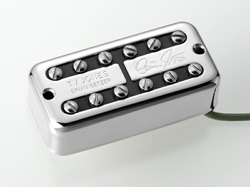 TV Jones Brian Setzer Signature Pickup TV Jones社の創始者であるトーマス V. ジョーンズは、ブライアン・セッツァーとの20年以上に渡る長い付き合いの中で、ブライアンが理想とするピックアップのサウンドは、「これだ！」というものを熟知していました。 その理想のサウンドのために研究開発した結果、誕生したのがBrian Setzer Signatureピックアップです。 Brian Setzer Signatureピックアップは、TV Classicのコイル・デザインを全て見直し、クリア・サウンドのためのコイルとファットでダークなサウンドのためのコイルを2種類組み合わせています。 この2つの異なるコイルの性質をミックスさせることで、高周波数のキャンセルを抑え、明瞭なトップ・エンドとパンチの効いたロー・エンドを手に入れることに成功させました。 一言で表現するならば「ブラインの好きな、より透明感のあるトーン」だといえます。 Brian Setzer Signatureピックアップは、TV ClassicとTV Classic Plusの中間にあたる出力とトーンを持ったピックアップに位置づけられるモデルです。 フィルター・トロンのルックスを持ったメタル・カバーには、シグネイチャー・モデルであることを証明するサインが刻印されています。 グレッチのフィルタートロン(ハムバッキング)から載せ換えが可能なNEフィルタートロン・マウント※を基本としています。 Specification DC Resistance,4.5KΩ Wiring,4 Conductor