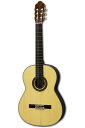 KODAIRA GUITAR AST-100/640mm 左右の山が段付きで先鋭、中央の山が丸くて大きいという、アーティスティックな三山のヘッドです。天神板との間には白黒の飾り木が挟まれており、スロット下部の斜めに削った部分にひときわ大きく現れています。 糸巻きはゴトー製のゴールドフィニッシュ。 バインディング・パーフリングはヘッドの飾り木と合わせた白と黒。全体にまとまりを持たせています。 サウンドホールを彩るロゼッタは、内部の中心が赤い、緑の鱗のような菱形が並び、それを赤・黒のラインと、細長い髭あるいは背ビレのような白い線で対称に挟んでいるさまが、まるで龍が環となったように見えます。落ち着いた配色ながらも、白い線によってピリッとした緊張感が生み出されています。 ブリッジの弦留めは、少し暗めのベージュ地に、内側に黒丸を持つ菱形が並んだ模様です。AST-100シリーズは表面板に松を使用していますので、輪郭のくっきりした華やかな音が、はっきりと遠くまで響き渡ります。もちろん他の部材も、このグレードに相応しいものを選定して使用しています。 弦長630mmでは物足りないけど650mmでは大き過ぎて弾きにくいという方におすすめの、弦長640mmの仕様です。 ケース別売り Specification 表面板：松単板 （スプルース） 横裏板：ローズウッド ネック：マホガニー 指板：ローズウッド 駒：ローズウッド 弦長：640mm