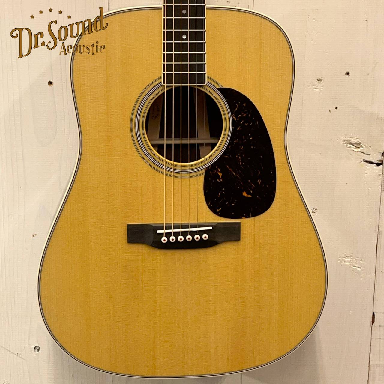 2025年製　D-35 ♯2995361 【無金利分割OK】【送料込み】 1965年に誕生したD-35は年々希少になりつつあった木材(ブラジリアンローズウッド）の有効活用のために考案され、【3ピースバック】構造を採用したことで誕生しました。 そのサウンドは繊細で柔らかく各弦の音量バランスに優れたことから、当時のフォークブームの中で特に3フィンガースタイルのアーティストに高く評価されました。 2025年さらに完成度を増したD-35がスペックをリニューアルして登場。 エイジングトナー、オールドデカール、べっ甲柄ピックガード、グローバー102CVロトマチックチューナーなどヴィンテージのスタイルを意識したルックス、今回のリニューアルでブレーシングはGE Styleフォワードシフトスキャロップドブレーシングに変更され、さらにヴィンテージサウンドを追求、ナット角、ネックヒールの形状はヴィンテージを意識した形状に、ブリッジ形状も手作り感のある GE Modern Bellyを採用しヴィンテージスペックに磨きをかけています。 ネックシェイプもGE Modified Low Ovalへとリニューアルされ、手に吸い付くようなグリップ感。 また、指板を薄くし指板エッジを落とす事でスムースな演奏性と滑らかな握り心地とするなど、 プレイアビリティに関しても抜かりがありません。 ブリッジピンは高級感のある牛骨ピンを採用しています。 仕様変更詳細はこちらです↓ 1.　ナット角度をヘッドと平行にしたヴィンテージスタイルに変更。 2.　ネックシェイプをGE Modified Low Ovalに変更。 3.　ネックヒール形状をやや細めのヴィンテージスタイルに変更。 4.　指板を薄くし、エッジを落とす事でスムースな演奏性となめらかな握り心地に。 5.　TopブレーシングをGolden Era Bracing(スキャロップ)に変更。 6.　ブリッジをGolden Era Modern Belly ブリッジに変更。 7.　ブリッジピンをプラスティックからボーンに変更。 【SPEC】 ボディサイズ：ドレッドノート トップ：スプルース単板 サイド：インディアンローズウッド単板 バック：インディアンローズウッド単板(3ピース) ネック：セレクトハードウッド 指板：エボニー ブリッジ：エボニー ピックガード： べっ甲柄　 チューナー：グローバー102CV（ミルクボトル） トップカラー :　エイジングトナー スケール：約645.2mm ナット幅：約44.5mm オリジナルハードケース付属 正規ディーラー3年保証付 ---------------------------------------------------------------------------------------------- 【試奏動画送ります！】 お店が遠い、忙しくてなかなか来られない… そんなお客様へ試奏動画を店頭で撮影しお送りいたします！ メールでご希望の商品・ご希望の演奏スタイルをお申し付け下さい。 ※撮影してからのお送りになりますのでお時間を頂く場合がございます。 【中古買取&amp;下取徹底強化中】 中古買取、下取り、ご委託も承っております。 まずはお気軽にご相談下さい。 【ショッピングクレジット金利0%キャンペーン】 ただいまDr.Soundでは、楽器購入の際の強い味方、 ショッピングクレジット分割金利0％キャンペーンを実施中です。 【ACCESS】 ■ 電車をご利用の場合 ┗ JR御茶ノ水駅から徒歩5分 ┗ 東京メトロ千代田線新御茶ノ水駅から徒歩5分 ┗ 東京メトロ半蔵門線神保町駅から徒歩5分 ┗ 都営新宿線 / 都営三田線神保町駅から徒歩5分 ■ インターチェンジからのアクセス ┗ 首都高速都心環状線「一ツ橋IC」から約1km ┗ 首都高速都心環状線「神田橋IC」から約1km ■ 駐車場のご案内 ┗ 明治大学 リバティータワー駐車場 ◎ 当店でお買い物頂いたお客様へ無料駐車券をサービス！ ┗￥3,000 以上お買い上げ → 1時間無料 【お問い合わせ】 Dr.Sound TEL：03-3291-9791 E-Mail：dr4@kurosawagakki.com
