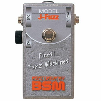 Jenningsのファズを忠実に再現 J-Fuzzは70年代初期に高い人気を博したJenningsのファズを忠実に再現したファズです。BSMの他のモデル同様、執拗なまでにオリジナルを研究し、完成にまでこぎつけました。Micro Electronics（日本製）のトランジスタ、ポリスチレン・キャパシターを搭載し、ハイゲインでヴァイオリンのようなサスティーンを得られます。またギターのヴォリュームを絞っても魅力的なトーンを得られます。 Specification サイズ：77W×110H×53Dmm／270g