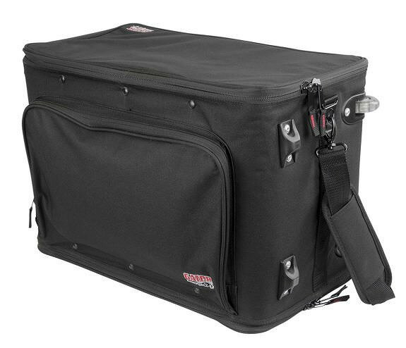 Lightweight Rack Bag Series 4U 軽量ラックバッグ + トウ・ハンドル & ホイール GR-RACKBAG-4UW 4U 軽量ローリング・ラックバッグ + 格納式トウ・ハンドル、アルミフレーム & PE 補強 ●特徴 軽量スタイル4U ラック・バッグ（エフェクト・プロセッサ、レコーディング・イクイップメント、サウンド・モジュールに最適） ポリエチレン強化インテリア・フレーム 内部強化アルミ・バランス 格納式トウ・ハンドル & 凹型ホイール 人間工学グリップのキャリーハンドル リア・フラップ（装置のパネル全体へのアクセスが可能） 600デニール・ナイロン構造 エクステリア・ポケット（ケーブル等向け） ●内装寸法 Interior Length 12.5 " Interior Width 19 " Interior Height 9 " ●外装寸法 Exterior Length 14.5 " Exterior Width 21.25 " Exterior Height 13.75 " Exterior Weight 15 lbs ※本商品はケースのみの販売になります。楽器本体体・小物等は付属致しません。