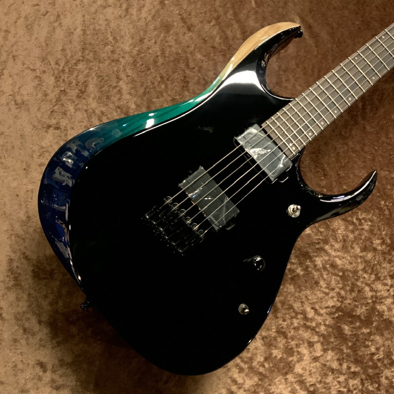 期間限定!分割42回までショッピングクレジット金利手数料0%キャンペーン実施中!! ---------------------------------- Ibanezがメタル・プレイヤーに向け発信する新たなシリーズ、Axion Label(アクシオン・レーベル)。 メタル・ミュージックをターゲットとしつつよりモダンで挑戦的なプレーヤーの為にデザインされたシリーズです。 今回入荷のモデルはRGを基本にさらなるヘヴィ志向ギタリスト向けに開発された、その名もRGD61ALA。 -チューン ・ダウンに適した 26.5 インチ（ 673mm ）スケールを採用。 弦のテンション感を損わず、音の立ち上がりとピッキングのレスポンスに素早く対応します。 -プレイアビリティの向上とスタイリッシュなデザインが映えるボディ。 ボディー外周に施されたコンター加工は、肘やハイポジション演奏時のストレスを軽減し、プレイアビリティの向上に貢献します。 ナチュラルカラー、緑、青へと変化するグラデーションカラーと、黒色TOP のコントラストが精悍な印象を引き立たせます。 -5pc のパンガパンガ材とウォルナット材とで構成した高剛性 Nitro Wizard ナイトロ ・ウィザード）ネック。 高プレイアビリティを追求した薄いシェイプながら硬質な木材を組み合わせることで剛性と豊かなサステインをも獲得しています。 -マカッサル ・エボニー材指板。 エボニー材と似た特徴を持ち、硬質で音の立ち上りに優れています。 エキゾチックな杢目も魅力的です。 -“Sub zero” トリートメントを 施 したニッケル ・シルバー ・フレット。 摂氏ゼロ度以下の特別な冷却行程を経ることで安定性、耐久性 を 通常 よりも 向上 させたニッケル ・シルバー（洋白）フレットを装備しています。 -Fishman 製 Fluence ピックアップ w/Voicing スイッチ。 歯切れがよくひりつくようなクランチ、かつピュアでタイトなベースで現代的な“うなり”が特徴の”Modern Active High Output” モード（ Voice1 ）と、オーガニックかつ高出力 なトーンで 、 優 れたディストーション ・キャラクターと Fluence ならではのダイナミクス、さらに反応の良さが特徴の”Modern Passive Attack” モード（ Voice2 を 、 ボリューム ・ノブのプッシュ プル操作で選択可能です。 006P アルカリ電池使用。 -各弦独立構造の Mono rail ブリッジ。 各弦独立構造とすることで弦振動をボディへダイレクトに伝え、素直なボディ鳴りと豊かな倍音を獲得しています。 サドルの前後調整幅が広く、多様なチューニングに柔軟に対応できるブリッジです。 -Gotoh MG T ロッキング ・マシンヘッド搭載。 弦交換の 利便性 を 追求 し 、 チューニング ・スタビリティに定評のある Gotoh ? 製 MG T ロッキング ・マシンヘッドを採用しました。 指でダイヤルを回すことにより、ポスト穴に通した弦を簡単にロックできる構造です。 -Schaller S Lock ストラップ ・ロック ・ピン搭載。 -蓄光素材 の 指板 サイド ・ドット ・ポジション ・マークおよび Ibanez ロゴ仕様。 SPEC -Neck type Nitro Wizard 5pc Panga Panga /Walnut neck -Body Ash body -Fretboard Macassar Ebony fretboard w/White Step off set dot inlay & Luminescent side dot inlay -Fret Jumbo Sub zero treated frets -Bridge Mono rail bridge -Neck pickup Fishman Fluence Modern Humbucker Alnico (H) neck pickup -Bridge pickup Fishman Fluence Modern Humbucker Ceramic (H) bridge pickup -Hardware color Black -Tuning 1D,2A,3F,4C,5G,6D -Stirings gauge .010/.013/.017/.026/.036/.046 Neck Dimensions Scale:673mm/26.5” a : Width at Nut 43mm b : Width at Last Fret 58mm c : Thickness at 1st 19mm d : Thickness at 12th 21mm Radius:400mmR ソフトケース、メーカー保証書付 ※製品の品質上、磨き傷、塗装に多少のムラが生じております。 　予めご了承ください。 【選べる豊富な決済方法】 クレジットカード決済/銀行振込/代引き/ショッピングクレジット --------------- 【ショッピングクレジット無金利＆超低金利キャンペーン】 48回払いまで金利手数料0%!!　 [ 54回 1%／60回 2% ／84回 5% ] ※各種分割払い(クレジットカード、ショッピングクレジット)ご利用いただけます。 詳しくはお電話もしくはメールにてお気軽にお問合せくださいませ。 --------------- 〜通信販売をご利用のお客様へ 〜 掲載商品売却の際、迅速にサイトから削除するよう心がけておりますが、 ショッピングページの更新にタイムラグが生じる場合がございます。 万一ご注文後に売切れとなっておりました場合は、誠に恐れ入りますがご容赦ください。 店舗での試奏やご購入をお考えの方は事前にTEL、またはメールにてご連絡いただければ確実です。 -------------------------------------------------------------------------------- 黒澤楽器店 G-CLUB SHIBUYA 〒150-0043 東京都渋谷区道玄坂2-29-17 Tel: 03-3462-0261（エレキギター） 03-3462-9211（アコースティックギター） 03-3462-0271（ベース） 営業時間:11:00〜20:00