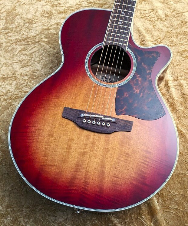 【高価買取キャンペーン中】 只今 アコースティックギターの買取キャンペーンを実施中です。 Gibson,Martin,Taylor,MATON,Headwayを中心に、 他店よりも高い買取金額でお受けいたします。 メール【g-shibuya@kurosawagakki.com】でもご相談を承っております。 今は弾かなくなった、もしくはステップアップ買い替えの為に、 大切なギターをお売りするお客様は 是非一度、お気軽にお問い合わせ下さい。 ------------------------------------------------------------------ 【無金利ショッピングクレジットキャンペーン中】 本器は最大36回払いまで分割無金利にてご購入いただけます。 ご注文の際に決済方法の【ローン】にチェックを入れご注文下さい。 当店から【JaccsWebクレジット】お申込みメールをお送りさせて頂きます。 ご不明な点は是非お問い合わせ下さい。 ------------------------------------------------------------------ 【数量限定！ Takamine本革製ストラッププレゼント】 対象の新品Takamineをご購入いただいた方に 数量限定で本革製ストラップをプレゼント！ 金ロゴ入りの高級感溢れるレザーストラップが付いてきます！ ------ 安価でありながらすべての工程を日本国内の工場で行う 国産ギターブランド・Takamine。 人気モデル『PTU121C』をベースにクロサワ楽器独自のモディファイを施した 『PTU100 Mod FCB』が入荷いたしました。 今回の限定モデル、変更点は以下の3つでございます。 鼈甲柄タイマイピックガードを採用 ペグボタンをホワイトパールに変更 ボディ内部のラベルシールに『PTU100 MOD FCB』と記載 細部にこだわり、ワンランク上の高級感溢れるルックスに仕上がっております。 FCBとVNのカラーを製作し、各色10本限定製作の特別モデルです。 信頼のおける日本製でワンランク上の初心者向けギターとしてもおすすめです。 ボディサイズはやや小ぶりで抱えやすい【100シリーズ】を採用。 アコギに不慣れな方や身体の小さい方でも抱えやすいサイズ感となっております。 トップには硬質なメイプル材、サイド＆バックにはナトー材を使用。 輪郭のはっきりとしたシャープなサウンドです。 特に高音は綺麗に響いており、繊細なトーンが美しく響きます。 チェリーサンバーストのカラーリングを艶やかなグロスフィニッシュで仕上げました。 高級感溢れるルックスは、安価な初心者向けギターとは一線を画しています。 Takamine独自開発のエレクトリックシステム『CT-4BII (PTU)』を搭載。 ボディサイドに取り付けられたプリアンプで ボリューム、ロー・ミッド・ハイのコントロール、 チューナー機能も備えられています。 ナチュラルなアコースティックらしいラインサウンドは ライブやレコーディングでも活躍すること間違いなしでしょう。 国内外問わず、多くのアーティストのライブステージを彩る 日本有数のギターメーカー『Takamine』の人気モデル。 初めてのエレアコにもおすすめです。 この機会にぜひご検討くださいませ。 【仕様】 ・TOP：MAPLE ・BACK：NATO ・SIDES：NATO ・NECK：MAHOGANY ・FINGER BOARD：ROSEWOOD ・SCALE：630mm ・NUT WIDTH：42.5mm ・PRE-AMP：CT-4BII (PTU) ・POSITION MARK：DIAMOND ・オリジナルギグバッグ、新品1年間保証付属 --------------------------------------------- ※実物の色合いは掲載画像と若干異なる場合がございますので、あらかじめご了承ください。 --------------------------------------------- クロサワ楽器 G-Club 渋谷 5階　アコースティックギター・クラシックギターフロア Martin,Gibson,Taylor,Takamine,Headway,エレガットを中心に 国内外の有名ブランドを幅広く取り揃えている店舗です。 3万円〜180万円までの価格帯で初心者から上級者の方まで ご満足いただけるラインナップで皆様をお待ちしております。 全ての在庫品は5階で湿度・温度管理を徹底しております。 専属リペアマン常駐店の為、アフターサポートも充実しておりますので どなたでも安心してご利用いただけます。 〜通信販売をご利用のお客様へ 〜 掲載商品売却の際、迅速にサイトから削除するよう心がけておりますが、 ショッピングページの更新にタイムラグが生じる場合がございます。 万一ご注文後に売切れとなっておりました場合は、誠に恐れ入りますがご容赦ください。 店舗での試奏やご購入をお考えの方は事前にTEL、またはメールにてご連絡いただければ確実です。 -------------------------------------------------------------------------------- 黒澤楽器店 G-CLUB SHIBUYA 〒150-0043 東京都渋谷区道玄坂2-29-17 Tel: 03-3462-0261（エレキギター） 03-3462-9211（アコースティックギター） 03-3462-0271（ベース） 営業時間:11:00〜20:00