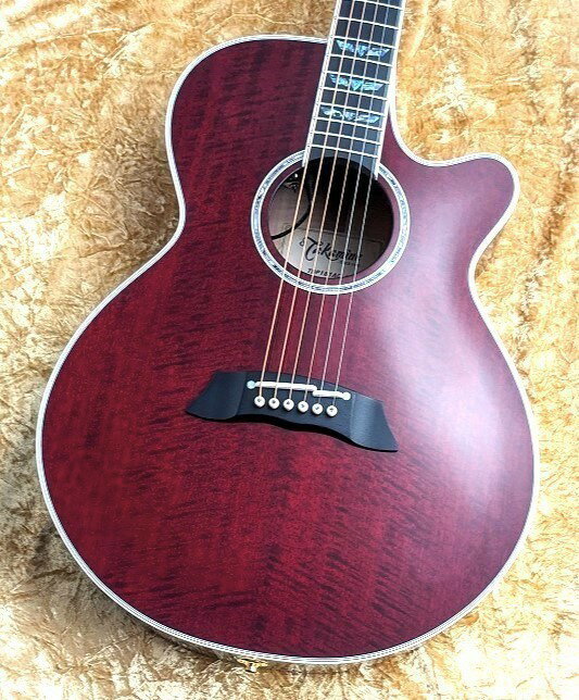 【高価買取キャンペーン中】 只今 アコースティックギターの高価買取キャンペーンを実施中です。 Gibson,Martin,Taylor,MATON,Headwayを中心に、 他店よりも高い買取金額でお受けいたします。 メール【g-shibuya@kurosawagakki.com】でもご相談を承っております。 今は弾かなくなった、もしくはステップアップ買い替えの為に、 大切なギターをお売りするお客様は 是非一度、お気軽にお問い合わせ下さい。 ------------------------------------------------------------------ 【無金利ショッピングクレジットキャンペーン中】 ただいま最大48回払いまで分割無金利にてご購入いただけます。 ご注文の際に決済方法の【ローン】にチェックを入れご注文下さい。 当店から【JaccsWebクレジット】お申込みメールをお送りさせて頂きます。 ご不明な点は是非お問い合わせ下さい。 ------------------------------------------------------------------ 【数量限定！ Takamine本革製ストラッププレゼント！】 対象の新品Takamineをご購入いただいた方に 数量限定で本革製ストラップをプレゼント！ 金ロゴ入りの高級感溢れるレザーストラップが付いてきます！ ※無くなり次第終了します。 ※ストラップは1種類のみとなります。 日本のハイクオリティ・エレアコメーカー、Takamineより オールメイプルのアーチトップモデル『TDP181AC WB』が入荷いたしました。 見る角度で表情が変わる美しいフレイムメイプルの杢目と 艶めきと色気のあるワインレッドカラーが目を惹き、 タカミネのラインナップの中でも人気の高いモデルです。 ボディ全面にびっしりとフレイムが入った上質なメイプルを使用。 波打つようなメイプルの杢目は美しく輝き、 非常に上質な木材を使用していることが見て伺えます。 ヘッドの突板にもボディと同じくフレイムメイプルを使用したマッチングヘッド仕様。 統一感のあるゴージャスなデザインに仕上がっております。 指板には上位モデルにのみ採用される 豪華な『マウンテンリバース・インレイ』が輝き、高級感を演出しています。 サウンドは歯切れの良い高音が響き、シャープなトーンを響かせます。 バンド編成の中でも埋もれないサウンドですので、 エレキからの持ち替えにもおすすめです。 ボディにはアーチ構造を採用しており、 キレがあり、引き締まったサウンドですので ジャズギターやカッティングプレイにもマッチします。 プリアンプにはTakamineオリジナルのラインナップの中で 最上位機種である『CTP-3(TDP)』を搭載。 真空管を搭載した本モデルは、アコースティックギターらしい ウォームなラインサウンドを生み出します。 LOW,MID,HIGHのイコライザーに加え、 MIDコントロールで補正する周波数を設定することが出来るMID FREQ、 ハウリングポイントを任意でカットできるNOTCHフィルターなど 充実の機能を搭載しています。 ライブステージやレコーディング、スタジオ練習など 様々な音楽シーンで活躍してくれること間違いなしの国産エレアコです。 この機会に是非ご検討くださいませ。 【仕様】 ・TOP：MAPLE (ARCHED) ・BACK：MAPLE (ARCHED) ・SIDES：MAPLE ・NECK：MAPLE ・FINGER BOARD：EBONY ・SCALE：630mm ・NUT WIDTH：42.5mm ・PRE-AMP：CTP-3 (TDP) ・COLOR：SBB ・オリジナルハードケース、新品1年間保証付属 --------------------------------------------- ※実物の色合いは掲載画像と若干異なる場合がございますので、あらかじめご了承ください。 --------------------------------------------- クロサワ楽器 G-Club 渋谷 5階　アコースティックギター・クラシックギターフロア Martin,Gibson,Taylor,Takamine,Headway,エレガットを中心に 国内外の有名ブランドを幅広く取り揃えている店舗です。 3万円〜180万円までの価格帯で初心者から上級者の方まで ご満足いただけるラインナップで皆様をお待ちしております。 全ての在庫品は5階で湿度・温度管理を徹底しております。 専属リペアマン常駐店の為、アフターサポートも充実しておりますので どなたでも安心してご利用いただけます。 【高価買取キャンペーン中】 只今 アコースティックギターの高価買取キャンペーンを実施中です。 Gibson,Martin,Taylor,MATON,Headwayを中心に、 他店よりも高い買取金額でお受けいたします。 今は弾かなくなった、もしくはステップアップ買い替えの為に、 大切なギターをお売りするお客様は 是非一度、お気軽にお問い合わせ下さい。 ------------------------------------------------------------------ 【無金利ショッピングクレジットキャンペーン中】 ただいま最大48回払いまで分割無金利にてご購入いただけます。 ご注文の際に決済方法の【ローン】にチェックを入れご注文下さい。 当店から【JaccsWebクレジット】お申込みメールをお送りさせて頂きます。 ご不明な点は是非お問い合わせ下さい。 〜通信販売をご利用のお客様へ 〜 掲載商品売却の際、迅速にサイトから削除するよう心がけておりますが、 ショッピングページの更新にタイムラグが生じる場合がございます。 万一ご注文後に売切れとなっておりました場合は、誠に恐れ入りますがご容赦ください。 店舗での試奏やご購入をお考えの方は事前にTEL、またはメールにてご連絡いただければ確実です。 -------------------------------------------------------------------------------- 黒澤楽器店 G-CLUB SHIBUYA 〒150-0043 東京都渋谷区道玄坂2-29-17 Tel: 03-3462-0261（エレキギター） 03-3462-9211（アコースティックギター） 03-3462-0271（ベース） 営業時間:11:00〜20:00