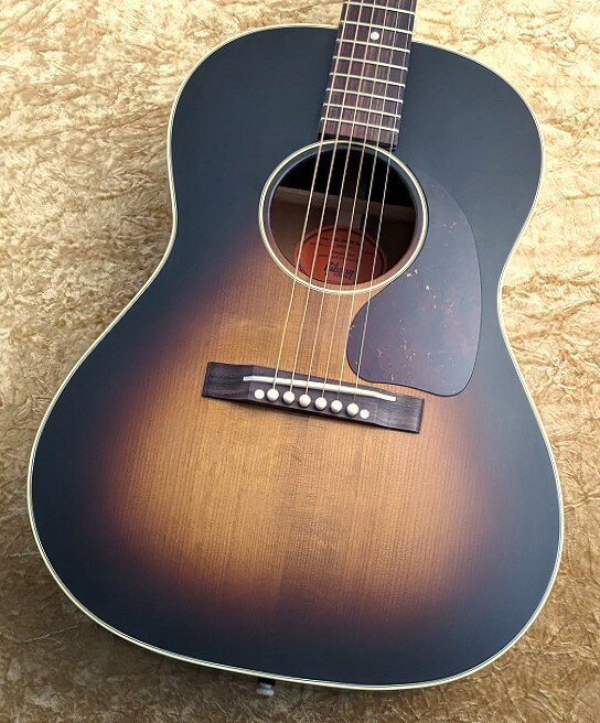 【高価買取キャンペーン中】 只今 アコースティックギターの高価買取キャンペーンを実施中です。 Gibson,Martin,Taylor,MATON,Headwayを中心に、 他店よりも高い買取金額でお受けいたします。 メール【g-shibuya@kurosawagakki.com】でもご相談を承っております。 今は弾かなくなった、もしくはステップアップ買い替えの為に、 大切なギターをお売りするお客様は 是非一度、お気軽にお問い合わせ下さい。 ------------------------------------------------------------------ 【無金利ショッピングクレジットキャンペーン中】 ただいま最大48回払いまで分割無金利にてご購入いただけます。 ご注文の際に決済方法の【ローン】にチェックを入れご注文下さい。 当店から【JaccsWebクレジット】お申込みメールをお送りさせて頂きます。 ご不明な点は是非お問い合わせ下さい。 ------------------------------------------------------------------ ヴィンテージギターに迫る勢いの極上の生鳴りを楽しめるスモールギブソン 『1942 Banner LG-2』が入荷いたしました。 記念すべきLG-2の初年度1942モデルを復刻したカスタムショップ製の1本です。 新品の時点ですでに極鳴り。 小振りなギターとは思えぬほど、広がりのあるサウンド。 これからさらに育っていくであろう将来性を感じる個体です。 トップにアディロンダックレッドスプルース、サイド＆バックにマホガニーを使用。 塗装には極薄のシンフィニッシュラッカー塗装を採用。 さらに塗膜には1本1本手作業でVOS加工を施し、 杢目の凹凸感が伝わるリアルヴィンテージのような質感を再現しております。 厳選されたアディロンダックレッドスプルースに サーマリーエイジド加工を施し、新品でありながらも 長い年月を経てエイジングされたかのようなサウンドを表現しています。 この素直な極鳴りは弾き込んでいくことでまだまだ育っていくことでしょう。 ヘッドには1942年製のLG-2を再現するに欠かせない 憧れのバナー＆スクリプトロゴが輝きます。 ロングサドル、レクタンギュラーブリッジ、オープンギアペグまで 忠実に再現したルックスからは、ロマンを感じ、なんとも所有欲をそそられます。 ネックはやや肉厚のヒストリックプロファイルを採用。 握ってみた印象として確かに厚みはありますが、 本物の1942年製のバットネックよりはやや薄めに感じます。 このファットなネックグリップでないと出せない、厚みのあるサウンドは圧巻です。 久しく入荷のなかった本モデル、この度1本のみの入荷となります。 この機会に是非ご検討くださいませ。 【仕様】 Top:Solid Thermally Aged Adirondack Red Spruce Side:Solid Mahogany Back:Solid Mahogany Neck:Mahogany Fingerbord:Rosewood Bridge:Rosewood Machine Head:3 Per Plate Open /Nickel Fingerbord Inlay:MOP Dot Rosette:White&Black Binding:White&Black Pick Guard:Tortoise Color Pick up:none Nut width:43mm Scale:628.65mm オリジナルハードケース、新品1年間保証付属 --------------------------------------------- ※実物の色合いは掲載画像と若干異なる場合がございますので、あらかじめご了承ください。 --------------------------------------------- クロサワ楽器店 G-CLUB SHIBUYA 5階　アコースティックギター・クラシックギターフロア Martin,Gibson,Taylor,Takamine,Headway,エレガットを中心に 国内外の有名ブランドを幅広く取り揃えている店舗です。 3万円〜180万円までの価格帯で初心者から上級者の方まで ご満足いただけるラインナップで皆様をお待ちしております。 全ての在庫品は5階で湿度・温度管理を徹底しております。 専属リペアマン常駐店の為、アフターサポートも充実しておりますので どなたでも安心してご利用いただけます。 〜通信販売をご利用のお客様へ 〜 掲載商品売却の際、迅速にサイトから削除するよう心がけておりますが、 ショッピングページの更新にタイムラグが生じる場合がございます。 万一ご注文後に売切れとなっておりました場合は、誠に恐れ入りますがご容赦ください。 店舗での試奏やご購入をお考えの方は事前にTEL、またはメールにてご連絡いただければ確実です。 -------------------------------------------------------------------------------- 黒澤楽器店 G-CLUB SHIBUYA 〒150-0043 東京都渋谷区道玄坂2-29-17 Tel: 03-3462-0261（エレキギター） 03-3462-9211（アコースティックギター） 03-3462-0271（ベース） 営業時間:11:00〜20:00