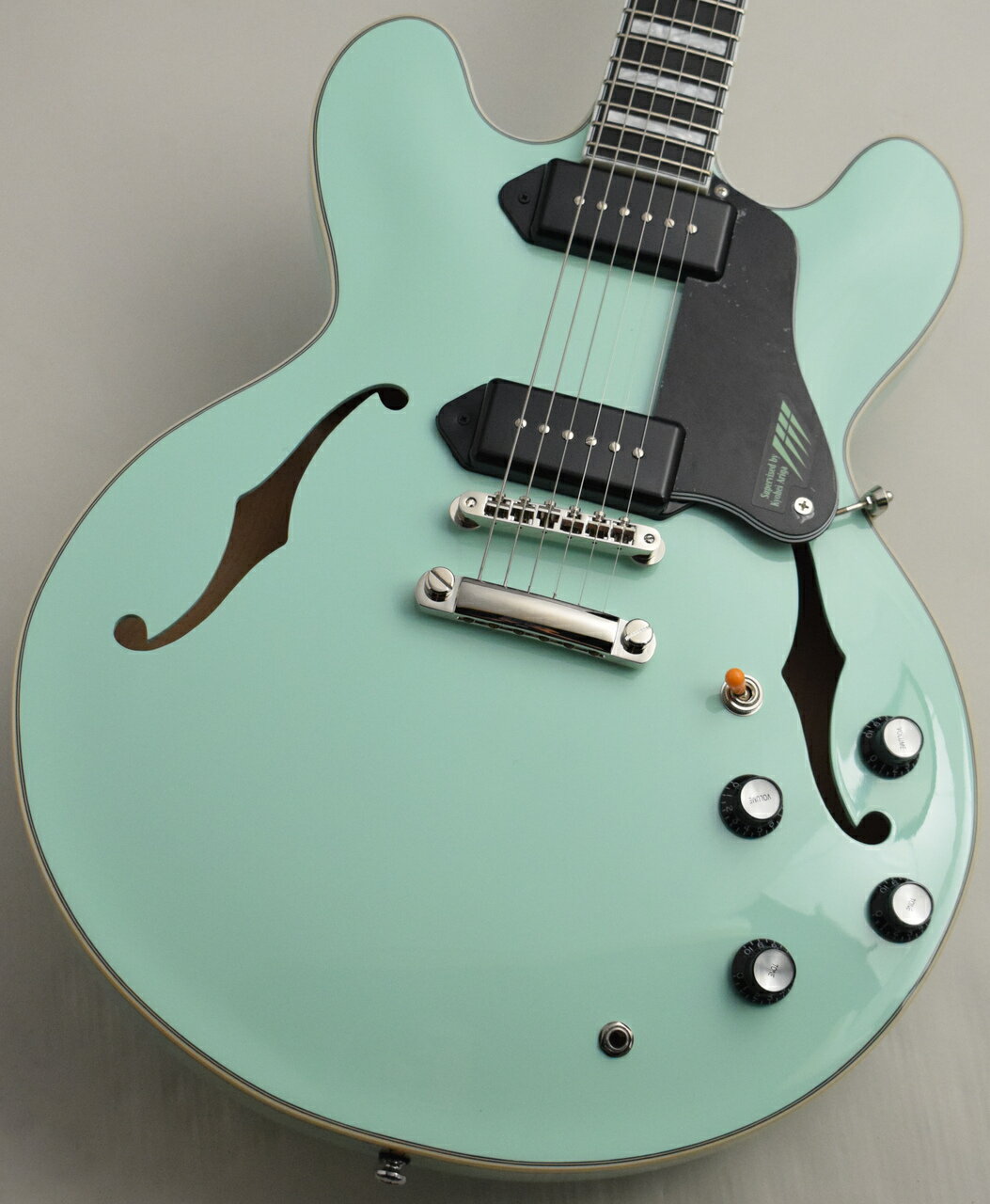 - 高品位なセミアコ/フルアコを製作するギターブランド“Seventy Seven” - モモセやヘッドウェイを製作する飛鳥ファクトリーにてデザインされ、長年培った製造技術をふんだんに活かして製造されるセブンティセブンギター。日本国内にて製造される“Aska Made Series”とアジア製造と日本国内のセットアップを混ぜ込むことでとんでもないコスパを実現した“Japan Tune-Up Series”がラインナップされております。 - コスパ抜群“Japan Tune-Up Series” - “Japan Tune-Up Series”とはアジア工場にて組み上げられたギターを長野県松本市にある『ワークショップディバイザーギターズ（WDG）』にて弾きやすさに関わるナットやフレットなどを1台1台職人の手により、文字通りチューンナップすることで手に取りやすい価格ながら国産モデルのようなセットアップが施され、高いコストパフォーマンスを実現しております。Headwayブランドでご好評いただき、2020年より満を持してSeventySevenブランドにも展開を拡大した、これから始める方にも経験者の方にも、確かな品質で安心してご愛用頂けるオススメしたいシリーズです。 有賀教平監修 EXRUBATO “ZEBRA FINCH” ソウル系を中心とした演奏スタイルを得意としながらもその類まれなテクニックからサポートギタリスト、アレンジャーとしても引く手あまたのギタリスト有賀教平。Seventy Sevenとの出会いとなったEXRUBATOモデルをベースに、第一線で活躍するプレイヤーとしてのこだわりを詰め込んだ監修モデルがJapan Tune-upシリーズより登場します。 Kluson?ペグ標準搭載 ペグには滑らかなつまみの回転と安定性を持ったKlusonブランドのペグを採用。チューニング時のストレスを減らし、演奏に集中することができます。 P-90ピックアップ「Seventy Seven AL5S」 ピックアップにはアルニコ5マグネットを使用したドッグイヤーP-90スタイルの「AL5S」をセレクト。甘さがありながらも、シャープな切れ味を持った抜けの良いトーンは奏者の表現したいニュアンスを適切にサウンドとして出力します。 - 付属品 - ハードケース 六角レンチ 保証書 【選べる豊富な決済方法】 クレジットカード決済/銀行振込/代引き/ショッピングクレジット --------------- 〜通信販売をご利用のお客様へ 〜 掲載商品売却の際、迅速にサイトから削除するよう心がけておりますが、 ショッピングページの更新にタイムラグが生じる場合がございます。 万一ご注文後に売切れとなっておりました場合は、誠に恐れ入りますがご容赦ください。 店舗での試奏やご購入をお考えの方は事前にTEL、またはメールにてご連絡いただければ確実です。 -------------------------------------------------------------------------------- 黒澤楽器店 G-CLUB SHIBUYA 〒150-0043 東京都渋谷区道玄坂2-29-17 Tel: 03-3462-0261（エレキギター） 03-3462-9211（アコースティックギター） 03-3462-0271（ベース） 営業時間:11:00〜20:00