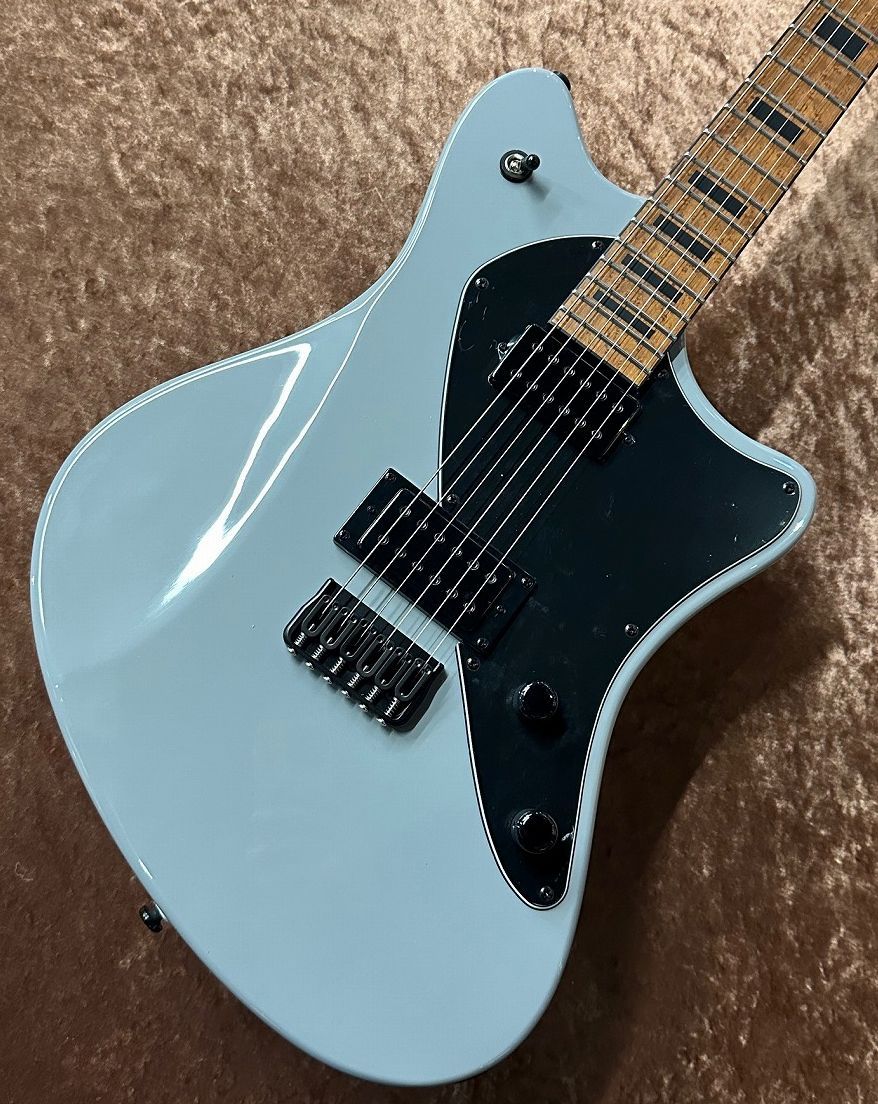 【ショッピングクレジット無金利＆超低金利キャンペーン】 48回払いまで金利手数料0%!!　 [ 54回 2%／60回 2.8% ／84回 7.6% ] 詳しくはお電話もしくはメールにてお気軽にお問合せくださいませ。 --------------- 現代のロック、メタル、ハードコア等のジャンルにお勧めの1本!! Espada 2023 Limited Selectは、オリジナルのオフセット・ボディー・デザインを特徴とした次世代のプレイヤーに向けた限定モデルです。 ボディーはアッシュを使用し、エルボー・カットやバック・カット、ストレスのないハイフレットへのアクセスを可能にしたヒール・カット、バック側カッタウェイのスクープ・カットを採用し、演奏性の高いデザインです。 ネックはローステッド・メイプルを使用し、プレート・レスの4点留めボルト-オン方式でボディーにジョイントされています。 フィンガーボードはローステッド・メイプルで、ブラックのブロック・ポジション・マークを配置しています。 フレットには硬質なステンレスを採用し、ネック調整を行うアジャスタブル・トラスロッドはヘッド側に備えています。 ピックアップはブラック・メタル・カバーの「Hypernova(ハイパーノヴァ)」ハムバッカー2基をマウントし、ヴォリューム、プッシュ-プル・コイルタップ・スイッチを兼ねたトーン、3ウェイ・ピックアップ・セレクター・スイッチを装備しています。 セラミック・マグネットを使用したHypernovaハムバッカーは、アグレッシヴでありながらタイトな低音域のレスポンスと素早いアタックで、大出力かつ明瞭なサウンドを実現します。 激しい演奏でもチューニングの安定性が高いロッキング・チューナー、ヒップショットのフィックスド・ブリッジを搭載しています。 Specification Body: Ash Neck: Roasted Maple Neck Joint: Bolt-on Headstock Shape: Modem 6-lnline Headstock, Angled With Straight String Pull Fingerboard: Roasted Birdseye Maple [16" (406.4mm) radius] Fingerboard Binding: Black Position Markers: Black Block Inlays Frets: 22 Medium Jumbo Stainless Steel Scale Length: 25.5" (647.7mm) Side Dots: White Controls: 1 Volume, 1 Tone w/ Push Pull for Coil Tap, 3 Way Toggle Knobs: Metal Dome Pickups: Hypernova Humbucker (17.2K) , Hypernova Humbucker (12.2k) Tuners: 18:1 Ratio Locking Tuners Nut: Graphite Nut Bridge: Hipshot Fixed Bridge (String Through Design) Color: Gloss Space Grey Case: Gig Bag メーカー保証付 【選べる豊富な決済方法】 クレジットカード決済/銀行振込/代引き/ショッピングクレジット --------------- 〜通信販売をご利用のお客様へ 〜 掲載商品売却の際、迅速にサイトから削除するよう心がけておりますが、 ショッピングページの更新にタイムラグが生じる場合がございます。 万一ご注文後に売切れとなっておりました場合は、誠に恐れ入りますがご容赦ください。 店舗での試奏やご購入をお考えの方は事前にTEL、またはメールにてご連絡いただければ確実です。 -------------------------------------------------------------------------------- 黒澤楽器店 G-CLUB SHIBUYA 〒150-0043 東京都渋谷区道玄坂2-29-17 Tel: 03-3462-0261（エレキギター） 03-3462-9211（アコースティックギター） 03-3462-0271（ベース） 営業時間:11:00〜20:00