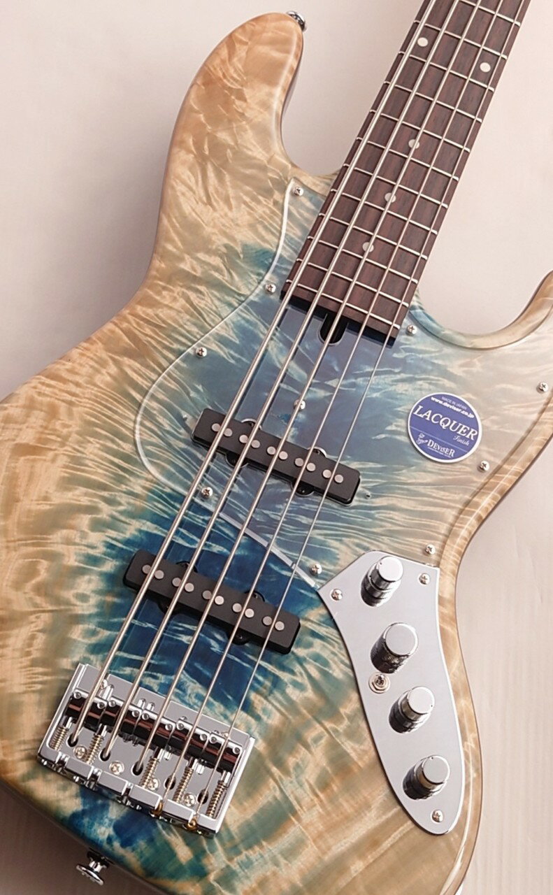 【ショッピングクレジット無金利＆超低金利キャンペーン】 48回払いまで金利手数料0%!!　 [ 54回 2%／60回 2.8% ／84回 7.6% ] ※各種分割払い(クレジットカード、ショッピングクレジット)ご利用いただけます。 詳しくはお電話もしくはメールにてお気軽にお問合せくださいませ。 ------------------------------------------------------------------------------------------------------------------- 今や国産工房の中の大手メーカーとして、不動の地位を築いたディバイザー製品。 エレキ系ではBacchus、momose、アコースティックではHeadwayと年々認知度も高まっている、長野県松本市大字に居を構える飛鳥工場で製作されるオールハンドメイド製品です。 今回は当店限定モデルとして、飛鳥工場の木工加工部長を務める高鳥氏と塗装部門長を務める梶田氏にそれぞれ最高の仕事をして頂いたモデルが入荷しました。 極上の木材と塗装でルックスを限界まで引き立たせ、Clefsの#1Preampをオンボードで搭載することで実用性の塊と化すことで、ルックス、サウンドともにこれ以上ないほどの内容で仕上がっています。 --------------------------------------------------------- 木材は現地長野にて選定。 新しくなったウッドライブラリールームで、数十、数百と並んだ豪勢なトップ材の中から種類を問わず選定した、最高の材を使用しています。 こちらは栃で、非常に美しい木地の杢目がしっかりと浮き出たものを使用しています。 特に青系のカラーは木地が白いものでないと発色が上手くいかないため下地の内容に非常に左右されますが、こちらはまさに適した内容で、発色も素晴らしく非常に奥行きのある仕上がりになっています。 カラーは塗装の最高責任者である梶田氏に完全におまかせしました。 こういったニュアンスの色や塗分けは指定をして出来るものではなく、木地の貌を見た塗装職人が直感的な塗分けをひらめきと共に行うことで初めて完成するため、下手なオーダーは職人の最高の仕事の妨げになる場合があります。 敢えて指定はせず、最大限に沸いたイメージをトップ材に落とし込んでもらうことで一点物の名に恥じない最高のカスタム品に仕上がっています。 ヘッドは塗りつぶしブラックで着色し、トータルでのルックスを引き締める形になっています。 商談会モデルに勝るとも劣らない、眺めているだけで楽しくなる1本。 ---------------------------------- プリアンプには、当店では名物と化したclefsの#1Preampをマウント。 徹底してローノイズで、製作者自身がベーシストだからこそ分かる実用的なHzに4バンドのEQがついています。 コントロールはシンプルにBass,Lo-Mid,Hi-Mid,Trebleの4バンド。 ミニスイッチで従来通りのアクティブの固さとパッシブさながらの柔らかさを切り替えられるパッシブエミュレーター機能が付属しています。 これによりインピーダンスの変換自体は最短で済ませながら、サウンドはパッシブ感を持たせ本体EQでサウンドメイキング出来るメリットが生まれます。 後段のエフェクターにもその特性は受け継がれるため、「アクティブライクなパッシブ」でなく、「パッシブライクなアクティブ」をお探しの方に非常にオススメです。 LowからHighへ、30Hz、250Hz、1kHz、7kHz。 ミドルをローミッド、ハイミッドで分割することで、すっきりさせたりちょい足しをして踏ん張りを効かせたいサウンドメイキングも思いのまま。 -------------------------------- 弦高も初期セットアップでかなり低めに設定されているため、初めて持たれる方でも抜群の演奏性を感じられます。 Low-B弦の暴れすぎずタイトになりすぎない絶妙な加減も相まって、オールジャンル対応可。 フィニッシュはトップラッカーで仕上げており、ルックスの印象も◎。 国産オールハンドメイドがなせるクオリティは見事という他なし。 ディバイザー社による限定製作モデルは、良きコンセプト、高いコストパフォーマンスに毎度驚かされます。 是非この機会にお試し下さいませ。 SPEC Body Top: Tochi Body: Alder 2P Neck: Maple Fingerboard: Rosewood Nut: Oiled Bone Bridge: GOTOH/404BO-5 Machineheads: GOTOH/GB11W Fret: Jescar/9662NS Pickups: MOMOSE/VJ-5 Controls: 2Vol,1Tone,4BandEQ,Pre-Amp On-Off SW,Passive Emulator Scale: 34inch Width at Nut: 46mm Fingerboard Radius: 400R Finish: Top Lacquer Strings: Elixir/NANOWEB (45-130) 重量: 約4.55kg 新品メーカー保証、OriginalGigCase付属 【選べる豊富な決済方法】 クレジットカード決済/銀行振込/代引き/ショッピングクレジット --------------- 【ショッピングクレジット無金利＆超低金利キャンペーン】 48回払いまで金利手数料0%!!　 [ 54回 1%／60回 2% ／84回 5% ] ※各種分割払い(クレジットカード、ショッピングクレジット)ご利用いただけます。 詳しくはお電話もしくはメールにてお気軽にお問合せくださいませ。 --------------- 〜通信販売をご利用のお客様へ 〜 掲載商品売却の際、迅速にサイトから削除するよう心がけておりますが、 ショッピングページの更新にタイムラグが生じる場合がございます。 万一ご注文後に売切れとなっておりました場合は、誠に恐れ入りますがご容赦ください。 店舗での試奏やご購入をお考えの方は事前にTEL、またはメールにてご連絡いただければ確実です。 -------------------------------------------------------------------------------- 黒澤楽器店 G-CLUB SHIBUYA 〒150-0043 東京都渋谷区道玄坂2-29-17 Tel: 03-3462-0261（エレキギター） 03-3462-9211（アコースティックギター） 03-3462-0271（ベース） 営業時間:11:00〜20:00