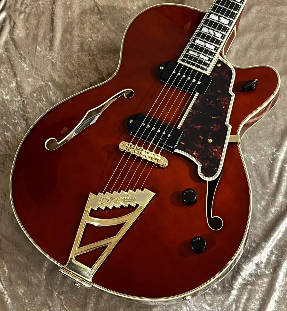 D'Angelicoは1932年に伝説の名匠John D'Angelico氏により創業されました。 氏が生涯掛けて製作した楽器の数は1000を超え、いずれも美しいルックスに優れた演奏性とサウンドを持っており、 ケニー・バレル、ジョー・パス、ジョージ・ベンソンをはじめとした多くのプレイヤーに愛用されました。 プレイヤーのみならず、製造を共にしたダキストを始めとした現代のアーチトップギターのビルダーにも大きな影響を与えています。 Excel 59はトップにラミネート・スプルース、サイド&バックはラミネート・メイプルの16インチボディに25.5インチスケールのメイプル/ウォールナット/メイプルのネック、エボニー・フィンガーボードを採用。 ヘッドストック・デザインはディアンジェリコの伝統を継承しており、エンパイア・ステート・ビルディングをモチーフとされたアルミニウム製トラスロッドカバーが搭載されております。 ピックアップは、セイモア・ダンカンのディアンジェリコ・グレート・デーンP90を2基搭載。 ハードケース付属 【Specification】 ・HEADSTOCK Headstock Shape: Standard Logo Inlay: Mother of Pearl D'Angelico New York Logo Series Inlay (Front): Mother of Pearl Excel Shield Logo Serial Number (Back): Model Name, Serial Number Binding: 3-ply Finish: Gloss Headpin: Cupola Tuners: Grover® Imperial Strings: .010-.046 Truss Rod Cover: Aluminum Skyscraper Nut Width: 1 11/16" ・FINGERBOARD Material: Ebony Binding: 3-ply Fretwire: Jescar 47/104 Nickel Silver Scale Length: 25" Radius: 16" Top Inlay: Mother of Pearl/Abalone Split-Block Fret Number: 22 ・NECK Material: 3 piece Finish: Gloss Profile: C-Shape Joint Type: Set Neck Truss Rod: Dual Action ・BODY Body Shape: Single Cutaway Body Style: Hollowbody Body Depth: 1.75" Body Width: 16" Color: Viola Finish: Gloss Top Material: Laminated Spruce Back Material: Laminated Flame Maple Side Material: Laminated Flame Maple Binding: 5-ply Bridge: Gold Tune-O-Matic Tailpiece: D'Angelico Stairstep Tailpiece Pickguard: Tortoise Scalini (5 Ply) Pickup Selector: 3-Way Chickenhead Selector Knobs: 2 Cupcake (Black) Strap Buttons: Gold, Locking ・ELECTRONICS Overview: 2 Seymour Duncan® D'Angelico Great Dane P-90s // 1 volume 1 tone // 3-way chickenhead selector switch Pickup (Neck): Seymour Duncan® D'Angelico Great Dane P-90 Neck (Black Cover) Pickup (Bridge): Seymour Duncan® D'Angelico Great Dane P-90 Bridge (Black Cover) Pots: 500k Output Jack: Standard mono ・HARDWARE Hardware Color: Gold ・ENERAL Case: Deluxe Hardshell ※詳細は随時更新致します。ご不明な点はお問合せ下さい。 ※画像掲載数には限りがございます。詳細画像は新たにご用意が可能ですのでお申し付け下さい。 ※木目や色合いは、お使いのパソコンのモニターによっては、掲載画像と異なる場合がございます。予めご了承下さい。 ※新品アウトレット・新品特価表記につきましては、本体また付属品に小さな傷や汚れ等がある場合がございます。予めご了承下さい。 ※ビンテージギターの買取、下取り、ご委託大歓迎です! ♪ 通信販売をご利用のお客様へ ♪ 通信販売をご利用のお客様は、必ず【ご利用ガイド(当社通販サイト規定)】をご確認の上ご利用ください。 掲載商品売却の際、迅速にサイトから削除するよう心がけておりますが、ショッピングページの更新にタイムラグが生じる場合がございます。 万一ご注文後に売切れとなっておりました場合は、誠に恐れ入りますがご容赦ください。 店舗での試奏やご購入をお考えの方は事前にTEL、またはメールにてご連絡いただければ確実です。