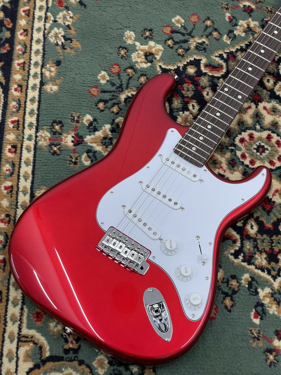 ≪ショッピングクレジット無金利＆超低金利キャンペーン実施中！！≫ 期間限定で対象商品は最大48回払いまで金利0％ （54回 2%、60回 2.8％ 、84回 7.6％ ） ※一部対象外がございます。詳細はお問い合わせください。 ----------------------------------------------------------------------------------------- フジゲン BCST100RBD-CAR/01：初心者からベテランまで、すべての人に自信を持って贈る一本 1960年創業、世界のギター工場と称されるフジゲンが、その確かな技術とコストパフォーマンスを両立させたBasic Classicシリーズ。このストラトキャスタータイプは、これからギターを始める方はもちろん、セカンドギターとしても最適な、高品質で頼れる一本です。 確かな技術がもたらす最高の演奏性とサウンド ボディにはクセの少ないバランスの良いサウンドが特徴のバスウッドを採用。ストラトらしいコシのある甘い音色で、バンドアンサンブルでも埋もれることなく存在感を発揮します。フジゲン独自の**「サークルフレッティングシステム」は、ピッチの正確さを保ち、コードの分離感を向上。さらに、標準的なギターより1つ多い22フレット仕様**が、プレイヤーの表現の幅を格段に広げます。 初心者にも安心の充実した仕様 ネックジョイントの精度やフレットエッジのなめらかな処理など、フジゲンならではの丁寧な作り込みは、手に取った瞬間にその品質を実感できます。また、同価格帯では珍しいクッション性の高いオリジナルGig Bagが付属するため、持ち運びの多い学生の方でも安心して長くお使いいただけます。 このBCST100RBDは、フジゲンの技術と音へのこだわりが詰まった、まさに「日本一」を目指すにふさわしい、コストパフォーマンスに優れたモデルです。 SPECIFICATION Construction: Bolt-On Body: Basswood Neck: Maple U-Shape Fingerboard: Rosewood Scale: 25.5" (648mm) Frets: 22F Medium Jumbo C.F.S. Tuners: FGN FBSG115-D05 Bridge: FGN S-88 Hardware Color: Chrome & Nickel Pickup: FGN S.STD Controls: 1Vol, 2Tone(F/C&R）, 5Way Lever Strings: .009-.042 Accessories: Original Gig Bag シリアルD240307 ＿＿＿＿＿＿＿＿＿＿＿＿＿＿＿＿＿＿＿＿＿＿＿＿＿＿＿＿＿＿＿＿＿＿＿＿ ※掲載商品売却に対応した在庫表示の反映は迅速を心がけておりますが、 タイムラグが発生する場合がございます。予めご了承ください。 ※撮影環境やお使いの画面環境によって実物と色味が異なって映る場合がございます。 　予めご了承下さい。 ※各種分割払い(クレジットカード、ショッピングクレジット)ご利用いただけます。 詳しくは担当スタッフまで! 【お問い合わせ先】 担当スタッフまで、お気軽にお電話またはメールにてお問い合わせください。 G-CLUB UMEDA g-umeda@kurosawagakki.com 06-6131-9621 【アフターサービス】 当店はリペアマン常駐の店舗です。 弦高など無料で調整してから発送することも可能です。 アフターサービスやメンテナンス等、行き届いたサービスをお約束します。 【買取・下取・委託】 楽器買い取り＆下取強化中！ Martin　Gibson　Fender、ヴィンテージ高価買取いたします！！ また、委託品もお預かりも可能でございます。 お気軽にお問い合わせ下さいませ。