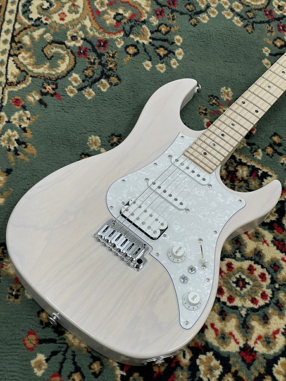 ≪ショッピングクレジット無金利＆超低金利キャンペーン実施中！！≫ 期間限定で対象商品は最大48回払いまで金利0％ （54回 2%、60回 2.8％ 、84回 7.6％ ） ※一部対象外がございます。詳細はお問い合わせください。 ----------------------------------------------------------------------------------------- フジゲン EOS2-ASH-M/WB/01：弾きやすさを追求したフラッグシップモデル フジゲンのExpertシリーズは、長年の経験と確かな技術を結集したフラッグシップモデルです。その中でもExpert ODYSSEY（EOS）は、トラディショナルなルックスに現代的なスペックを盛り込み、圧倒的な扱いやすさを実現しています。 最高の演奏性を生み出すための独自設計 このギターの最大の魅力は、細部にわたる徹底した「弾きやすさ」へのこだわりです。ハイポジションでのスムーズなフィンガリングを可能にする**「ムーンサルト・ヒール・カッタウェイ・ジョイント」や、ローポジションからハイポジションにかけて指板のRが徐々に大きくなる「コンパウンドラディアス」は、あらゆるプレイスタイルをサポートします。さらに、暗所での視認性を高める「ルミンレイ」**サイドポジションマークや、不要な共振を抑える新開発のストリングリテイナーなど、プレイヤー目線の工夫が満載です。 多彩なサウンドバリエーション ピックアップには、フジゲンオリジナルのピックアップを搭載。トラディショナルなサウンドのシングルコイルと、程よくホットなヴィンテージタイプのハムバッカーが、バランスの取れた多彩なサウンドを出力します。また、2つのミニスイッチで構成される**「ダブル・トリッキー・スイッチ」**により、リアPUのダイレクト機能やコイルタップ機能が使用でき、幅広いジャンルに対応します。 「手が届くハイエンドギター」 フジゲンの確かな技術力と高いコストパフォーマンスが両立したExpertシリーズ。このEOSは、まさに「手が届くハイエンドギター」と呼ぶにふさわしいモデルです。 【SPECIFICATION】 Construction： Bolt-on Neck Body： Ash Neck： Maple Quarter Sawn U-Shape Fingerboard： Maple Scale： 25.5" (648mm) Frets： 22F Narrow Tall C.F.S. Tuners： GOTOH SD91-05M MG Bridge： GOTOH 510TS-FE1 Hardware Color： Chrome & Nickel Pickup (Neck)： FGN OS-2n Pickup (Middle)： FGN OS-2rw Pickup (Bridge)： FGN XPERT-Hf Controls： 1Volume, 1Tone, 5Way Lever SW, 2 Mini Tricky SW Body Finish： Gloss Strings： .010-.046 Accessories： Original Hard Case, Fret Guard シリアル L240010 ＿＿＿＿＿＿＿＿＿＿＿＿＿＿＿＿＿＿＿＿＿＿＿＿＿＿＿＿＿＿＿＿＿＿＿＿ ※掲載商品売却に対応した在庫表示の反映は迅速を心がけておりますが、 タイムラグが発生する場合がございます。予めご了承ください。 ※撮影環境やお使いの画面環境によって実物と色味が異なって映る場合がございます。 　予めご了承下さい。 ※各種分割払い(クレジットカード、ショッピングクレジット)ご利用いただけます。 詳しくは担当スタッフまで! 【お問い合わせ先】 担当スタッフまで、お気軽にお電話またはメールにてお問い合わせください。 G-CLUB UMEDA g-umeda@kurosawagakki.com 06-6131-9621 【アフターサービス】 当店はリペアマン常駐の店舗です。 弦高など無料で調整してから発送することも可能です。 アフターサービスやメンテナンス等、行き届いたサービスをお約束します。 【買取・下取・委託】 楽器買い取り＆下取強化中！ Martin　Gibson　Fender、ヴィンテージ高価買取いたします！！ また、委託品もお預かりも可能でございます。 お気軽にお問い合わせ下さいませ。