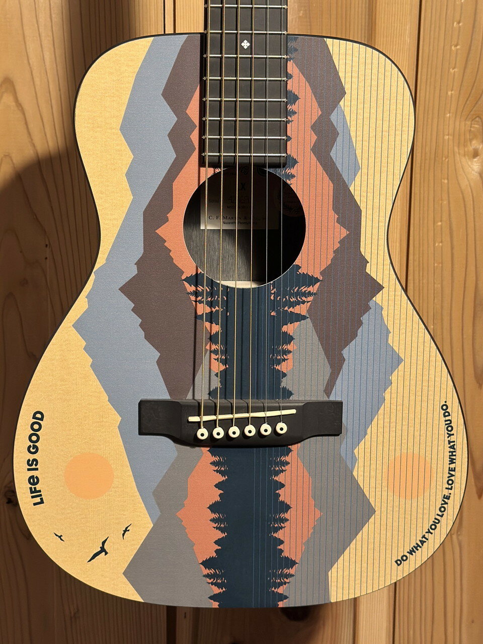 ≪ショッピングクレジット無金利＆超低金利キャンペーン実施中！！≫ 期間限定で対象商品は最大48回払いまで金利0％ （54回 2%、60回 2.8％ 、84回 7.6％ ） ※一部対象外がございます。詳細はお問い合わせください。 ----------------------------------------------------------------------------------------- 【LX1 Life is Good】 お手軽なサイズによる使い勝手の良さで人気のリトルマーチンシリーズ。 使い勝手のみでなく、通常のギターにも勝るとも劣らない、素晴らしいクオリティのギターです。 本モデルはそんなリトルマーチンシリーズとアメリカ発のアパレルブランド［Life is Good］とコラボをした 限定モデルとなっております。 またデザインのみでなく付属しているケースも通常のシリーズより立派なソフトシェルケースが付属しております。 ボディにはHPL材を使用しています。 HPLは木の薄板を高圧で圧着したマーチン独自の新素材で温度や湿度の影響を受けにくいというメリットがあります。 また、美しい木目のプリントやカラーリングを施すことも可能で、本モデルは正にその特徴を生かし切ったモデルと言えるでしょう。 指板とブリッジにはリサイクル材であるリッチライトが使用されており、 サスティーンがありコンプレッションされたようなバランスの良いサウンドで、 日々のお手入れも乾拭きのみで簡単。 ミニサイズのボディは非常に抱え易く 子供から大人まで扱える入門用や旅のお供にもお勧めのサイズ感。 スケールも短いので弦の押さえ心地も通常モデルよりも軽く、練習もしやすい。 ボディや弦長はミニサイズに縮小されていますがナット幅は通常モデルの幅なので、 通常サイズのギターとの持ち替えも楽に行えます。 可愛らしいデザインのギターと共に旅先で演奏を行えば、 文字通り【ご機嫌な人生】間違いなしでしょう！ 是非お試し下さいませ。 オリジナルソフトシェルケース付属 メーカー1年保証 Top Material:Life is Good Print HPL Bracing Pattern:X-Brace Brace Shape:Non-Scalloped Brace Material:Spruce Side&Back Material:Figured Mahogany HPL Neck Material:Birch Laminate Neck Shape:Modified Low Oval Neck Taper:Standard Taper Nut Material:White Corian Headstock Shape:Solid Headplate Material:Rosewood HPL Fingerboard Material:Richlite Scale Length:23" Fingerboard Width at Nut:1 11/16" Fingerboard Inlay Style:Diamond & Squares Short Neck Color:Rust Bridge Material:Richlite Bridge Style:Junior Style Belly Tuning Machines:Chrome Closed Gear ※掲載商品売却に対応した在庫表示の反映は迅速を心がけておりますが、 タイムラグが発生する場合がございます。予めご了承ください。 ※撮影環境やお使いの画面環境によって実物と色味が異なって映る場合がございます。 　予めご了承下さい。 【専任スタッフ在籍店舗】 当店はギター専任スタッフが在籍！ ご購入からアフターケアまで、丁寧にサポート致します。 ご購入前にお好みの弦高の高さが御座いましたら、 無料で調整致します。お気軽にお申し付け下さい。 ご購入後も、保証期間内であれば無料で点検、調整致します！ -------------------------------------------------------------------------------------------- G-CLUB UMEDAアコースティック 〒530-0001 大阪市北区梅田2丁目4-9　BREEZE BREEZE　4F TEL：06-6131-9651 アドレス：g-umeda@kurosawagakki.com 【アフターサービス】 当店はリペアマン常駐の店舗です。 弦高など無料で調整してから発送することも可能です。 アフターサービスやメンテナンス等、行き届いたサービスをお約束します。 【買取・下取・委託】 楽器買い取り＆下取強化中！ Martin・Gibson高価買取いたします！！ また、委託品もお預かりも可能でございます。 お気軽にお問い合わせ下さいませ。