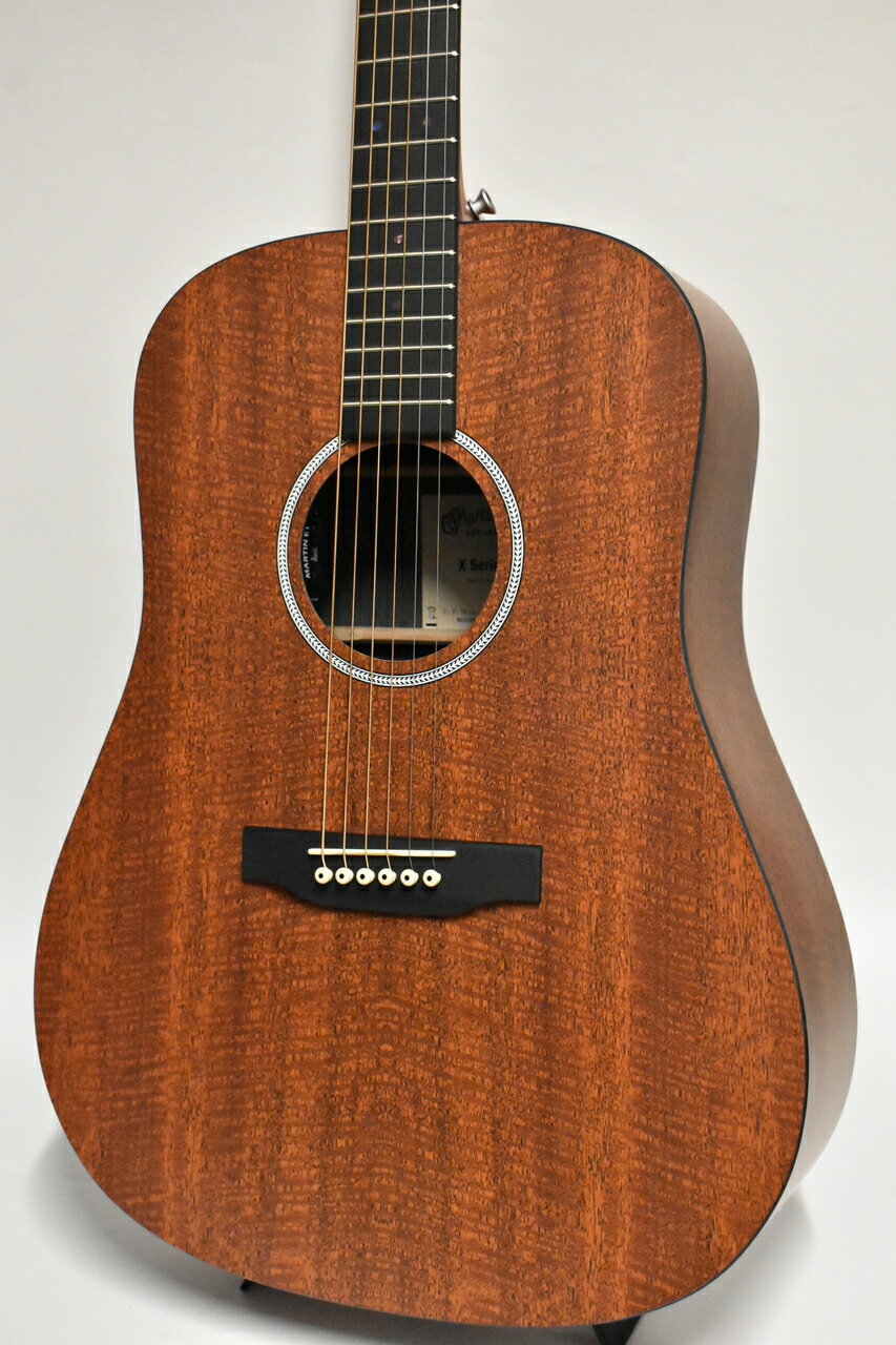 ≪ショッピングクレジット無金利＆超低金利キャンペーン実施中！！≫ 期間限定で対象商品は最大48回払いまで金利0％ （54回 2%、60回 2.8％ 、84回 7.6％ ） ※一部対象外がございます。詳細はお問い合わせください。 ----------------------------------------------------------------------------------------- 【D-X1E-01】 コストパフォーマンスに優れた人気のXシリーズ。 ボディはトップも含めて全面HPL（ハイプレッシャーラミネイト）ボディを採用しております。 HPLとはオガクズや木の繊維などを圧縮して板にしたもの。エコロジー＆コスト削減で採用されている側面もありますが、非常にタフな素材なのでギターの取り扱いにまだ不安が残る方でも安心してお使いいただけます。 こちらのモデルはオールマホガニー材パターンのHPLを使用。 ネック材にはラミネート材、指板とブリッジ材にはリッチライトを採用し更にコストを抑え、「ネックの形状」など「規格」的なものは高級モデルと同一で製作されている為に、クラスを超えた演奏性を誇ります。 そして特筆すべき点はエレアコ仕様。チューナーも搭載されており即戦力でお使いいただけます。 クッション性の優れた、大き目のポケットが付いたMartinオリジナルギグバッグ付きです! 付属：オリジナルギグバッグ、Martin正規保証書 【SPEC】 Top Material:HPL Bracing Pattern: X Brace Brace Shape: Scalloped Back Material:HPL Side Material: HPL Neck Material: Natural Birch Laminate Neck Shape: Performing Artist Neck Taper: High Performance Taper Fingerboard Material: FSC Certified Richlite Scale Length: 25.4" (645.2mm) Fingerboard Width at Nut: 1 3/4''' (44.5mm) ※掲載商品売却に対応した在庫表示の反映は迅速を心がけておりますが、 タイムラグが発生する場合がございます。予めご了承ください。 ※撮影環境やお使いの画面環境によって実物と色味が異なって映る場合がございます。 　予めご了承下さい。 【専任スタッフ在籍店舗】 当店はギター専任スタッフが在籍！ ご購入からアフターケアまで、丁寧にサポート致します。 ご購入前にお好みの弦高の高さが御座いましたら、 無料で調整致します。お気軽にお申し付け下さい。 ご購入後も、保証期間内であれば無料で点検、調整致します！ -------------------------------------------------------------------------------------------- G-CLUB UMEDAアコースティック 〒530-0001 大阪市北区梅田2丁目4-9　BREEZE BREEZE　4F TEL：06-6131-9651 アドレス：g-umeda@kurosawagakki.com 【アフターサービス】 当店はリペアマン常駐の店舗です。 弦高など無料で調整してから発送することも可能です。 アフターサービスやメンテナンス等、行き届いたサービスをお約束します。 【買取・下取・委託】 楽器買い取り＆下取強化中！ Martin・Gibson高価買取いたします！！ また、委託品もお預かりも可能でございます。 お気軽にお問い合わせ下さいませ。