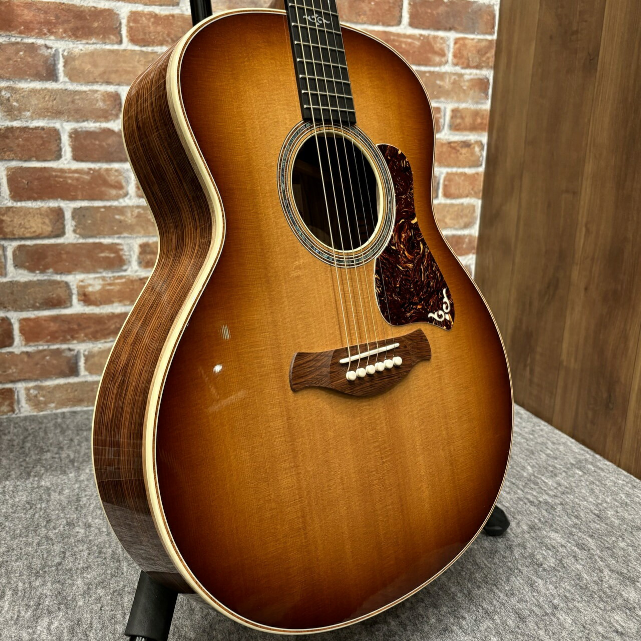 ショッピングクレジット無金利＆超低金利キャンペーン 1〜48回払いまで金利手数料が無料!!　低金利分割はコチラ→[ 54回 2%／60回 2.8％ ／84回 7.6％ ] 詳しくはお電話もしくはメールにてお気軽にお問合せくださいませ。 ------------------------------------------------------------------------------------------------ 本機はバック材に加工の難しいホンジュラス・ローズを採用、硬質で重さもあり重厚なサウンドが魅力！ L.R BaggsのElement VTC搭載と今までに無い試みも面白く、不思議な事にTaylorに乗せると Taylorのサウンドになります！ また、現マスタービルダー、「アンディ・パワーズ」が一から始めてデザインしたギターとなり 新たな”Taylor Guitars"として踏み出す1歩しても相応しい1本です！ **Bob Taylorの革新の基盤の上に築かれた新しいスタイル** 1930年代や1940年代のクラシックなアコースティックフラットトップの温かく、豊かで、より力強く、開放的なサウンドを求め、 Taylorの特徴である演奏性の高いネックや調整のしやすさを兼ね備えたギターを作り上げるために、 新しいバージョンのV-Classに加え、新しいボディスタイル、新しいネックジョイントを設計し、完成したモデルです。 **ボディ: スーパーローディトリウム** より温かく力強い音を引き出すため、アンディはTaylorの既存の Grand Auditoriumボディスタイルを基にしながら、微細ながら も影響力のある修正を加えました。ボディはやや長く、ローワーバ ウトが少し広くなっております。 --- **ブレーシング: Fanned V-Class** 上部のバウトにV構造を組み込み、下部のバウトにファンのよう に広がるブレーシングを組み合わせたものです。これはクラシック ギターの伝統に影響を受けた設計です。このファン型パターンに より、中音域の周波数において、より豊かな響きを生み出すこと ができます。また、ブレーシングや他の内部コンポーネントは、音 の伝達を最適化するために、過去のギター製作の時代から使わ れてきた「ホットハイドグルー」を使用してセットされています。 --- **ネックジョイント: ロングテノン** 新しいデザインでは、プロプライエタリ（専用）のロングテノンネッ クジョイントを採用しており、これによりネックがギターボディの内部 のヒールブロックまで深く延びています。 「このネックジョイントとヒール構造は音を生成するのに非常に良 い結合力を持っています」とアンディは言います。 このネックジョイントは接着剤をやシムを使用せず、さらに簡単で 正確なネックアングルの微調整を可能にしています。 --- **ゴールドラベルのサウンド** 「Builder‘s Edition 814ceを演奏すると、プレイヤーが愛する 現代のTaylorサウンドの最も鮮やかな表現を耳にするでしょう ?クリアで輝かしく、澄んだ音色、ピアノのようで超線形のサウン ドです」とアンディは言います。「一方で、ゴールドラベルのローズ ウッド/スプルースギターを弾くと、その音はまったく異り、より大胆 で、暖かく、厚みのあるさうんどで、独特なダイナミックレスポンス が可能になっています。 【シリーズ】 Gold Label Collection / Super Auditorium 【音色】 Taylorの音色と言えば、明るい音色で聞く人によっては「冷たい」印象を受けるという方も多いですが 裏を返せばシャープで音抜けの良く、粒立ちの良い音色が魅力のブランド 本機は更に温かみ、アコースティックの箱鳴り、広がりを最大限に発揮したモデル Taylorらしいプレイアビリティは保ちつつも、トラディショナルなサウンドが非常に魅力的な1本 【仕様】 トップ：トリファイドスプルース サイド・バック：ホンジュラス・ローズ ナット幅： 44.5ミリ スケール： 647,7ミリ オリジナルハードケース付き 【PU】 LR Baggs Element VTC ※掲載商品売却に対応した在庫表示の反映は迅速を心がけておりますが、 タイムラグが発生する場合がございます。予めご了承ください。 ※撮影環境やお使いの画面環境によって実物と色味が異なって映る場合がございます。 　予めご了承下さい。 ※各種分割払い(クレジットカード、ショッピングクレジット)ご利用いただけます。 詳しくは担当スタッフまで! 【専任スタッフ在籍店舗】 当店はギター専任スタッフが在籍！ ご購入からアフターケアまで、丁寧にサポート致します。 ご購入前にお好みの弦高の高さが御座いましたら、 無料で調整致します。お気軽にお申し付け下さい。 ご購入後も、保証期間内であれば無料で点検、調整致します！ -------------------------------------------------------------------------------------------- G-CLUB UMEDA 〒530-0001 大阪市北区梅田2丁目4-9　BREEZE BREEZE　4F TEL：06-6131-9651 アドレス：g-umeda@kurosawagakki.com 【アフターサービス】 当店はリペアマン常駐の店舗です。 弦高など無料で調整してから発送することも可能です。 アフターサービスやメンテナンス等、行き届いたサービスをお約束します。 【買取・下取・委託】 楽器買い取り＆下取強化中！ Martin・Gibson、Fenderはもちろん、ヴィンテージや、マニアックなメーカーの楽器も高価買取いたします！！ また、委託品もお預かりも可能でございます。 お気軽にお問い合わせ下さいませ。