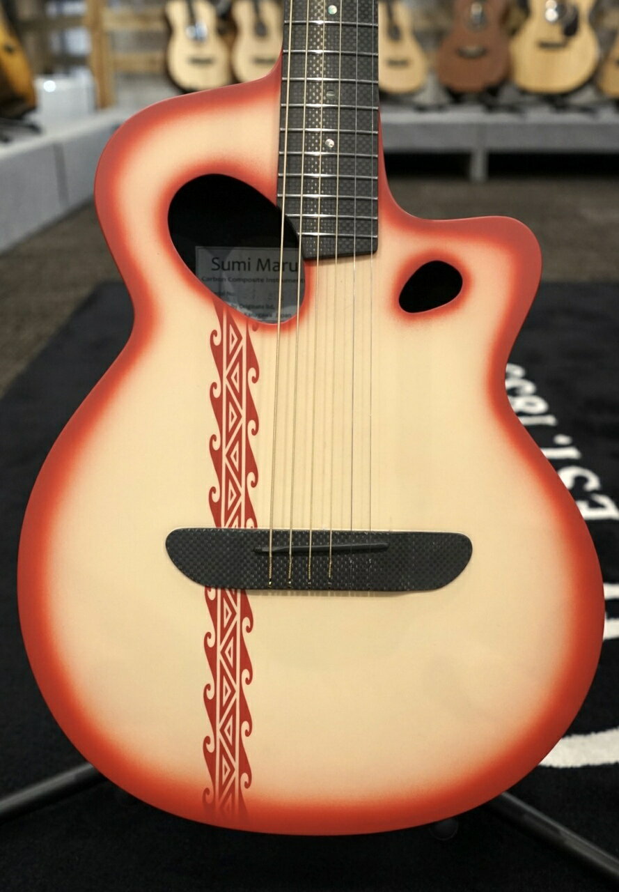 【ショッピングクレジット無金利】＆【超低金利キャンペーン】48回払いまで金利手数料0%!!　 ------------------------------------------------------------------------- とても珍しい日本製のオールカーボンギターを入荷いたしました。 炭丸ギターの最大の特徴は、ボディーからネック、ブリッジ、指板と全ての主要な箇所が カーボンファイバーで製作されている点です。 カーボンファイバーの楽器で良く見受けれるキャッチコピーとして "絶対に反らない"や"経年変化がない"などが打ち出されていましたが、 実際にはネックやボディトップが反ってり歪んだりしてしまうというトラブルは多く発生していました。 それは指板面だけは樹脂を使う、ブレーシングの接着は接着剤などで行っている といった理由から生じていたのですが、 炭丸のギターやウクレレは指板面までもカーボンファイバーで製作をすることで、 可能な限りの可能性を消しております。 カーボンファイバーとは言えども、力がかかれば多少なりとも動きは生じます。 炭丸のギターのネックはそれを見越して、"ある一定までは順反り側に動くが、 それ以上は反らないように素材を調整する"といった工夫がなされております。 上記の様にカーボンギターといえば耐久性がクローズアップされることが多いですが、 耐久性面に関してもこれ以上ないほどの工夫がなされております。 接着面が剥がれ修理不可能となる事が多いカーボンギターですが、 炭丸のギターは接着面は殆ど存在しておらず、ネックすらもボディーと一体化しております。 更に注目して頂きたい点はフレットです。 アコースティックギターはまずステンレスフレットを使用することはないのですが、 炭丸の楽器にはステンレスフレットを採用しております。 ステンレスはニッケルのフレットと比較にならない程削れにくく、くすみが発生することもまずございません。 サウンド的にはニッケル以上に硬質になってしまうので、アコで使用される事がありませんでしたが、 カーボンファイバーとステンレスの組み合わせはサウンド的にも合致しており、 その結果しっかりとアコギらしいサウンドとなっているのです。 その為、よほど弾き込まない限りは永らくフレット交換をする必要性もないので、 ギターへのダメージも最低限で済ませる事が出来るのです。 次に素材に関してでございます。 カーボンファイバーと一言でまとめられる事が多いのですが、 カーボンファイバーでの製造時にファイバーをどのように重ねるのか、 エポキシに別の樹脂を混ぜ込むか、どの程度の温度を加熱して硬化させるかで大きくその性能は変わります。 炭丸は一枚一枚カーボンファイバーを手作業で折り重ね、樹脂やエポキシを様々なパターンで注入する、 いわゆるハンドメイドの方式で製造をし続けている為、 その豊富な経験とノウハウに基づいて楽器用の素材を作り出しています。 様々な製法で試行錯誤を繰り返した結果、現行品の製法が最もサウンド的に 優れており耐久性も十分であると判断をしたとの事でした。 そんな炭丸のギターから生まれるサウンドは意外な程アコースティカルなサウンドです。 カーボンギターらしく莫大な鳴りを持っており、繊細なサウンドなども十分表現する事も出来るので、 今までカーボンギターのサウンドを好ましく思っていなかった方も是非触って頂きたいです。 煌びやかでありながらも深みのある美しいサウンドは、 コード一発をストロークするだけでその魅力を痛感する程です。 豊かな鳴りと、色っぽく甘いサウンドを楽しめるカーボンギターは炭丸以外には考えられません。 炭丸の楽器は演奏性も強く考慮されており、抱え込んだ際に ゆったりと演奏が出来る様にボディーバックはアーチ状に加工されております。 ボディーサイドの角がろっ骨にぶつかり痛むといったトラブルもなく、気軽に手に取りたくなるような形状です。 物珍しさのみではなく、楽器としても非常におススメが出来るので、 是非一度炭丸ギターをお試し頂けましたら幸いでございます。 以下メーカーに関しての説明文となります。 2020年に神奈川県逗子市で産声を上げた新ブランド"炭丸ギター" 昨今世界中にアコースティックブランドは存在しておりますが、 このブランドの特異性は、"カーボンギター専門"という点でございます。 勿論他国でもカーボンギター専門ブランドは数が少ないとはいえございますが、 日本国内としては初めてのブランドとなりました。 炭丸ギターの正式な会社名はOriginate ltd.という名前なのですが、 この会社はカーボンファイバーという素材が誕生し用途を模索され始めた 創成期の段階でこの新素材に注目をし商売を始めた、革新的なブランドです。 Originate ltd.は船舶のパーツを中心に車などのパーツを製作し、 安全もしくは命にすら関わる重大な責任を負う精密で緻密な仕事を完璧にこなして来たからこそ、 その界隈では強い信頼と多くのリピーターを抱える会社へと成長しました。 そんなOriginate ltd.が楽器の製作に携わり始めたのは2020年から7〜8年前でした。 当時の職員の一人が楽器好きで、ウクレレをカーボンで作りたいという意見具申から 炭丸ギターの設立への第一歩が始まりました。 当時は楽器製作のノウハウなどは全く無く、完全なゼロからのスタートとなりました。 試作品を作っては問題点を見つけて改良と、トライ&エラーを幾度も幾度も繰り返し、 試行錯誤を重ねた結果漸く楽器と呼んでも差し支えないウクレレが完成しました。 その最初のプロト機は今でも炭丸ギターの工場にあり、実際に私も拝見致しましたが 現行品のウクレレと比べれば出来は良くない作りでした。 しかしながら、全く知識がないところからスタートしたにも関わらずボディー内部が二重構造をしていたりと、 少しでも良い楽器を作りたいという想いが確実に伝わるウクレレでした。 プロト機以降もウクレレ開発を続けていったその後、 炭丸は地方の小さなウクレレ展示会に自身のウクレレを展示したのですが、 日本の楽器業界で屈指の規模を誇る某会社の社長が炭丸のウクレレをひどく気に入り、 購入をしたこともあり、炭丸は本格的に楽器製作への道へ走り始めました。 ウクレレ製作で得たノウハウを基にアコースティックギターの開発も始め、 こちらも数年かけて改良を繰り返した結果、2019年末に製品として納得の出来るギターが完成しました。 そして2020年に炭丸ギターは確固たる一つのブランドとして楽器業界へ参入致します。 ※掲載商品売却に対応した在庫表示の反映は迅速を心がけておりますが、 タイムラグが発生する場合がございます。予めご了承ください。