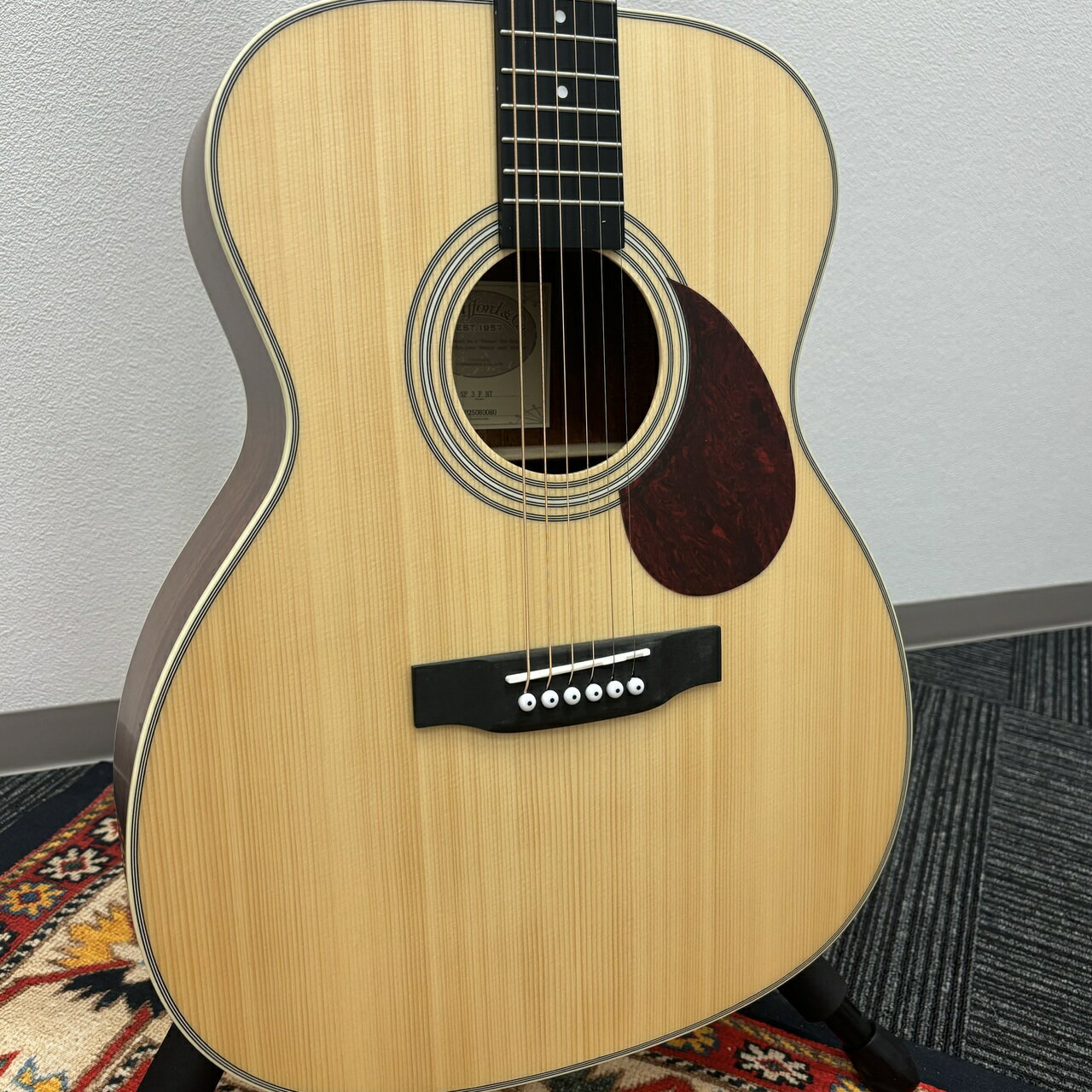 ≪ショッピングクレジット無金利＆超低金利キャンペーン実施中！！≫ 期間限定で対象商品は最大48回払いまで金利0％ （54回 2%、60回 2.8％ 、84回 7.6％ ） ※一部対象外がございます。詳細はお問い合わせください。 ------------------------------------------------------------------------------------------------------------------- SF-3F 当社オリジナルブランド「Stafford」の、手軽にお楽しみ頂けるモデルになります。 ・初心者でも弦を抑えやすい!! 初心者の方が一番最初につまずく箇所が、「上手く弦が抑えられない」になります…。 当モデルは他の入門モデルより狭めの、42mmナットとなっており、お手の小さい方、女性の方でも楽に弦、コードを抑えることが可能になっております。 ・王道の木材構成!! 当モデルでは、表面がスプルース、側面＆裏面がマホガニーの木材で構成されており、温かみのある優しいサウンドになっております。ピックなどで弾くと力強いサウンドも演奏可能なため、あらゆるジャンルで使用可能な一本となっております!! 【仕様】 TOP Solid Sitka Spruce Side&Back Mahogany Body Finish Satin Neck Mahogany Fingerboard HPL Rosewood Nut Width 42mm Scale 630mm Frets 20 Frets Bridge HPL Rosewood 【専任スタッフ在籍店舗】 当店はギター専任スタッフが在籍！ ご購入からアフターケアまで、丁寧にサポート致します。 ご購入前にお好みの弦高の高さが御座いましたら、 無料で調整致します。お気軽にお申し付け下さい。 ご購入後も、保証期間内であれば無料で点検、調整致します！ -------------------------------------------------------------------------------------------- G-CLUB UMEDAアコースティック 〒530-0001 大阪市北区梅田2丁目4-9　BREEZE BREEZE　4F TEL：06-6131-9651 アドレス：g-umeda@kurosawagakki.com 【アフターサービス】 当店はリペアマン常駐の店舗です。 弦高など無料で調整してから発送することも可能です。 アフターサービスやメンテナンス等、行き届いたサービスをお約束します。 【買取・下取・委託】 楽器買い取り＆下取強化中！ Martin・Gibson高価買取いたします！！ また、委託品もお預かりも可能でございます。 お気軽にお問い合わせ下さいませ。