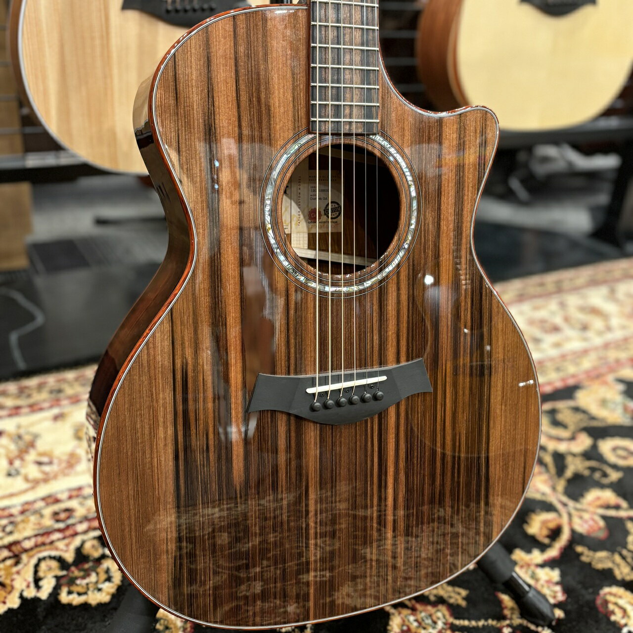 ≪ショッピングクレジット無金利＆超低金利キャンペーン実施中！！≫ 期間限定で対象商品は最大48回払いまで金利0％ （54回 2%、60回 2.8％ 、84回 7.6％ ） ※一部対象外がございます。詳細はお問い合わせください。 ----------------------------------------------------------------------------------------- Custom GA #13027 cocobolo/Shinker 当店オーダーのグランドオーディトリアムサイズのギターでございます。 ・演奏性 Taylor上位グレードで採用されている44.5mmナットを採用し、弾き語りなどのコード弾きは勿論、フィンガースタイルでも使用可能な一本となっております。GAサイズの構成のため、圧迫感を感じず、スッと体になじむ様な心地で演奏が可能です。また、ES2ピックアップを搭載し、生演奏は勿論のこと、ステージ、録音など非常に幅広い用途で使用可能です。 ・サウンド トップ材には珍しいシンカーレッドウッドが使用されています。シンカーレッドウッドとは100年単位の長い年月、湖などの底に沈んでいたレッドウッドをサルベージしたもの。水の底では微生物が繁殖しないため、腐ること無く時を超えて今、ギターとして新たな命が吹き込まれました。 通常よく使用されるシトカスプルーストップに比べ、軽いタッチでもトップ材がしっかりと振動してくれる印象です。倍音も豊かでキラキラとした音色。OMらしく中高域が強く出ておりまっすぐと前に音が飛んでくれるように感じます。 サイドバックにはココボロ材を使用しており、音が早く立ち上がり、心地よい倍音を響かせてくれます。 ・外観 シンカーレッドウッドを基としたカラーになっており、光の差し込み、見る角度によって赤みがかる様な色合いが非常にきれいな仕上げになっております。サイドバックのココボロに関しても杢目が非常に繊細かつ、赤みがかったカラー等目が離せない一本となっております。 【仕様】 Top シンカー・レッドウッド単板 Side&Back ココボロ単板 Fingerbord エボニー スケール 647.7mm ナット幅 44.5mm ES2搭載 【Taylor専任スタッフ在籍店舗】 当店はTaylorギター専任スタッフが在籍！ ご購入からアフターケアまで、丁寧にサポート致します。 ご購入前にお好みの弦高の高さが御座いましたら、 無料で調整致します。お気軽にお申し付け下さい。 ご購入後も、保証期間内であれば無料で点検、調整致します！ -------------------------------------------------------------------------------------------- G-CLUB UMEDAアコースティック 〒530-0001 大阪市北区梅田2丁目4-9　BREEZE BREEZE　4F TEL：06-6131-9651 アドレス：g-umeda@kurosawagakki.com 【Taylor公認 アフターサービス】 当店はTaylor公認リペアマン常駐の店舗です。 弦高など無料で調整してから発送することも可能です。 アフターサービスやメンテナンス等、行き届いたサービスをお約束します。 【買取・下取・委託】 楽器買い取り＆下取強化中！ Martin・Gibsonはもちろん、ヴィンテージはプリウォーまで、 更にはマニアックなジャパンヴィンテージも高価買取いたします！！ また、委託品もお預かりも可能でございます。 お気軽にお問い合わせ下さいませ。