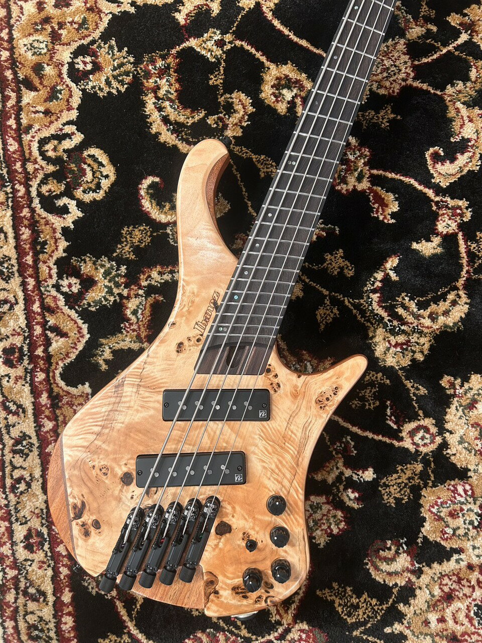 ≪ショッピングクレジット無金利＆超低金利キャンペーン実施中！！≫ 期間限定で対象商品は最大48回払いまで金利0％ （54回 2%、60回 2.8％ 、84回 7.6％ ） ※一部対象外がございます。詳細はお問い合わせください。 ----------------------------------------------------------------------------------------- ヘッドレスで人気のEHBシリーズの上位機種！ こちらは5弦のショート・マルチスケール仕様となります。 トップのバール杢が美しい1本！ 手に持った印象としては、非常に軽いということに加え、座って抱えてみた時の体のフィット感にまず驚かされます。 "Ibanez"といえば定番の"SRシリーズ"がもつ、軽量さとサウンドメイキングの幅広さが特徴ではありますが それを上回る取り回しの良さ、演奏性の高さを持った、一部一部拘りが散りばめられているそんなモデルでございます。 ※以下、メーカーサイトより引用しております。 ●Ergonomic body design 立奏/座奏を問わず完璧なバランスで奏者に収まるよう、人間工学に基づいて設計したEHBボディ・デザインです。 ホーンは立奏時にボディとネックとのバランスを取るとともに持ちやすい形状に、高音弦側のボディ・カーブは特に座奏時のフィット感とバランスを重視して設計しました。 ボディ表面の肘が当たる部分には傾斜をつけるコンター加工を入れています。また、体に触れる部分のボディ・エッジにはすべて滑らかなRをつけて処理しています。 ●Slanted body back ボディ裏面は低音弦に向かって薄くなるよう大胆にカットを施しています。これは座奏時にフィット感を高めるとともに、指板インレイを見る目線の角度を考慮して設計しています。 併せてハイ・フレット域へのアクセスを容易にするため、高音弦側のホーン裏はスクープするようにカット加工しています。 ●Chambered body ボディの鳴りをより感覚的に感じられる、チェンバー加工を施しています。 ホロウ・ボディのようにボディ内の振動をそのまま体感することで、奏者は自身の”鳴らしている音”をより認識できるでしょう。 また、僅かながら軽量化にもつながっています ●Nordstrand? Big Split customピックアップを搭載しています。 甘めのトーンを備えた、ボトムの豊かなスプリット・ピックアップです。いわゆるベース・ラインに最適なサウンドから、ファンキーなスラップ・サウンドまでをいずれもナチュラルにカバーします。 ●Variable frequency control for Mid EQ の略称が示す通り、Midのコントロールに融通を利かせたEQです。 通常、3バンドEQと言えば、HIGH/MID/LOWのように帯域を3つに分割して開発者が任意に指定した周波数域のフォーカスに合わせ、ブーストあるいはカットのコントロールをするものですが、このVari-Midではユーザーが任意にMidのフォーカスを合わせられるのです。 【SPEC】 neck type EHB59pc Panga Panga/Walnut neck w/Graphite reinforcement rods top/back/body Poplar Burl topSelected light weight African Mahogany body fretboard Panga Panga fretboardOff-set Abalone dot inlay fret Medium Stainless Steel frets number of frets 24 bridge MR5HS bridge string space 18mm neck pickup Nordstrand? Custom Big Split neck pickupPassive bridge pickup Nordstrand? Custom Big Split bridge pickupPassive equalizer Vari-mid 3-band EQ w/EQ bypass switch (passive tone control on treble pot) factory tuning 1G,2D,3A,4E,5B strings D'Addario? EXL170-5 string gauge .045/.065/.080/.100/.130 hardware color Black 【ベース専任スタッフ在籍店舗】 当店はベース専任スタッフが在籍！ ご購入からアフターケアまで、丁寧にサポート致します。 ご購入前にお好みの弦高の高さ等が御座いましたら、 無料で調整致します。お気軽にお申し付け下さい。 ご購入後も、保証期間内であれば無料で点検、調整致します！ -------------------------------------------------------------------------------------------- G-CLUB UMEDAベース 〒530-0001 大阪市北区梅田2丁目4-9　BREEZE BREEZE　4F TEL：06-6131-9651 アドレス：g-umeda@kurosawagakki.com 【アフターサービス】 当店はリペアマン常駐の店舗です。 弦高など無料で調整してから発送することも可能です。 アフターサービスやメンテナンス等、行き届いたサービスをお約束します。 【買取・下取・委託】 楽器買い取り＆下取強化中！ Fender他、ハイエンドブランド高価買取いたします！！ もちろんヴィンテージも大歓迎！ また、委託品もお預かりも可能でございます。 お気軽にお問い合わせ下さいませ。