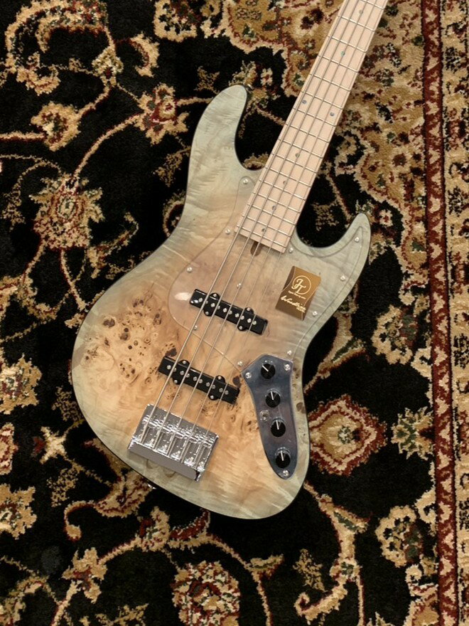 ショッピングクレジット無金利＆超低金利キャンペーン実施中！！≫ 期間限定で対象商品は最大48回払いまで金利0％ （54回 2%、60回 2.8％ 、84回 7.6％ ） ※一部対象外がございます。詳細はお問い合わせください。 ----------------------------------------------------------------------------------------- Headway、Seventy Sevenにて評価をいただいているJapan Tune-up series（通称『JTシリーズ』）。JTシリーズの製品では全てプレイヤーがすぐに実践使用を開始できることをイメージし、長野県松本市にあるディバイザー専門部署において1台1台、手間暇を惜しまず調整とセットアップを行っています。 2001年から始まったBacchus最高級ラインのHandmade Seriesのスピリットを受けつぎ、プレイヤーの皆様が安心してその身を預け、最高のパフォーマンスを生み出す楽器を送り出します。 WLモデルは、Handmade Seriesで培ったWOODLINEの持つディンキーシェイプのボディを継承し、一般的なJBタイプのエレキベースより少し小さくなっているので、どんな方でも弾きやすくなってます。ボディトップには美しい杢目が目を引くバールメイプル材を採用し、ボディバックには中低音が豊かなナトー材、ネック＆指板にはメイプル材が使用されております。 オリジナルのプリアンプを採用し、手元に2バンドイコライザーがついたことにより、音作りの幅がより一層広がります。 音や演奏性において、日本製といっても過言ではない程の仕上げの良さには驚きます。 是非この機会にご検討ください。 【仕様】 Body Top: Burl Maple Body: Nyatoh Neck: Maple Fingerboard: Maple Pickup: Original JB Set Preamp: Bacchus BBB2 Control: 1vol, Bal, Treble, Bass, Mini Switch=Preamp on/off Case: Soft Case 【ベース専任スタッフ在籍店舗】 当店はベース専任スタッフが在籍！ ご購入からアフターケアまで、丁寧にサポート致します。 ご購入前にお好みの弦高の高さ等が御座いましたら、 無料で調整致します。お気軽にお申し付け下さい。 ご購入後も、保証期間内であれば無料で点検、調整致します！ -------------------------------------------------------------------------------------------- G-CLUB UMEDAベース 〒530-0001 大阪市北区梅田2丁目4-9　BREEZE BREEZE　4F TEL：06-6131-9651 アドレス：g-umeda@kurosawagakki.com 【アフターサービス】 当店はリペアマン常駐の店舗です。 弦高など無料で調整してから発送することも可能です。 アフターサービスやメンテナンス等、行き届いたサービスをお約束します。 【買取・下取・委託】 楽器買い取り＆下取強化中！ Fender他、ハイエンドブランド高価買取いたします！！ もちろんヴィンテージも大歓迎！ また、委託品もお預かりも可能でございます。 お気軽にお問い合わせ下さいませ。