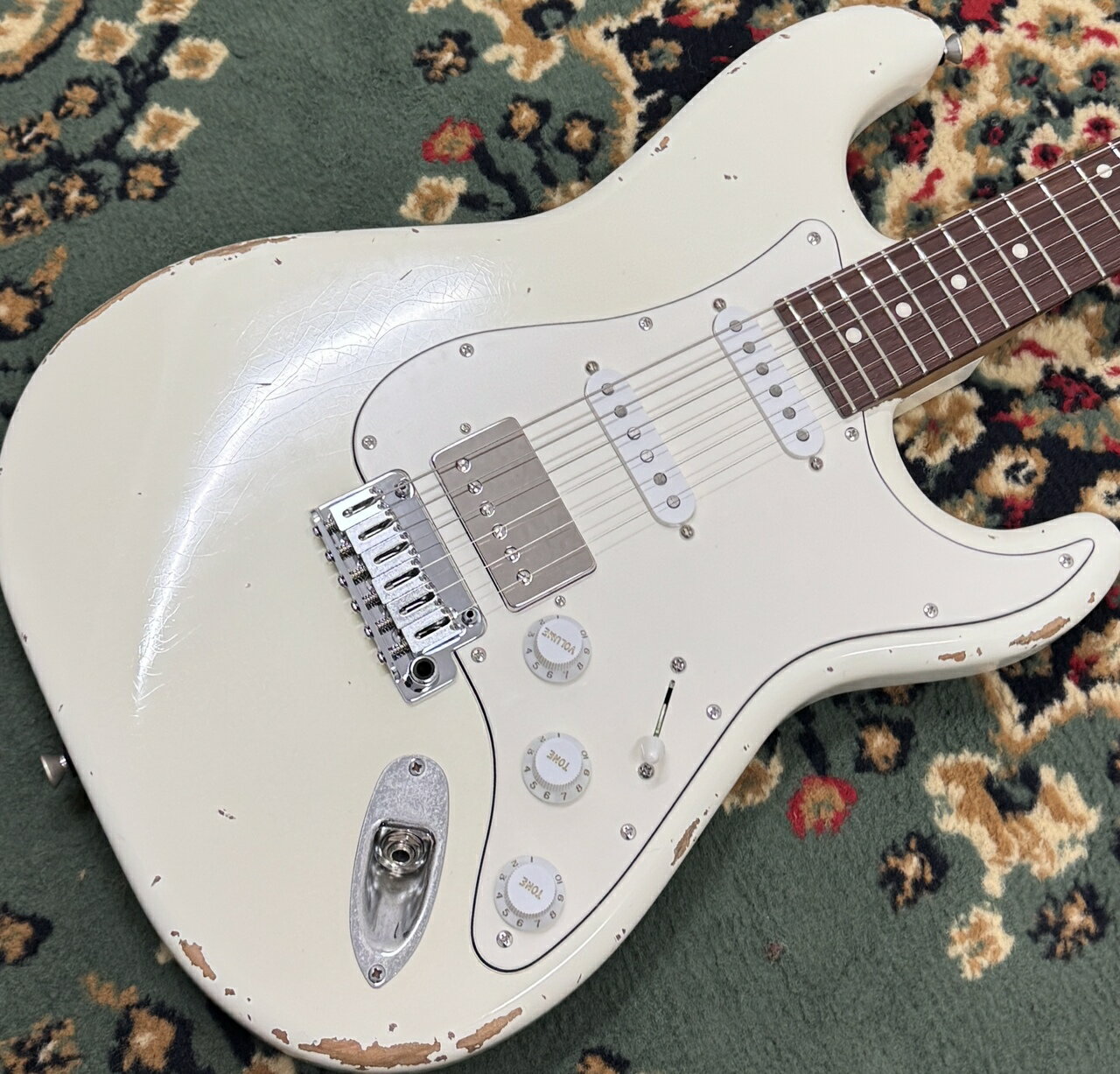 ≪ショッピングクレジット無金利＆超低金利キャンペーン実施中！！≫ 期間限定で対象商品は最大48回払いまで金利0％ （54回 2%、60回 2.8％ 、84回 7.6％ ） ※一部対象外がございます。詳細はお問い合わせください。 ----------------------------------------------------------------------------------------- T's ST-22 Modern Vintage Aged VWH モダンなギターの印象が強いT's guitars そんなT'sが作る究極のモダンビンテージギター オールラッカー塗装、レリック加工、王道的なストラト形状、DST-24などよりカーブした指板などのビンテージライクな形状 そこにロックペグ、シンクロトレモロ、SSH配列のPU、コイルタップなどモダンな仕様を盛り込んだこのギター ボディ材には癖が無くバランスのいいアルダーを使用。職人による塗装、レリック加工は長年使いこまれたかのような風格を感じさせます DST形状のヘッドにGotoh製のロックペグでチューニングの安定感も抜群です ネックシェイプはT'sおなじみのC-Shapeを採用。幅広い方の手に馴染み弾きやすさを向上させます PUは二つのシングルコイルはビンテージライクなものを使用、その後ろにおなじみのT'sオリジナルハムバッカーを搭載したことで、ブルージーなサウンドからハイゲインまで幅広いジャンルで使える一本です さらにTone2ノブにコイルタップを搭載しているため、より幅広いサウンドメイクを可能にしています 【専任スタッフ在籍店舗】 当店は専任スタッフが在籍！ ご購入からアフターケアまで、丁寧にサポート致します。 ご購入前にお好みの弦高の高さ等が御座いましたら、 無料で調整致します。お気軽にお申し付け下さい。 ご購入後も、保証期間内であれば無料で点検、調整致します！ -------------------------------------------------------------------------------------------- G-CLUB UMEDA 〒530-0001 大阪市北区梅田2丁目4-9　BREEZE BREEZE　4F TEL：06-6131-9621 アドレス：g-umeda@kurosawagakki.com 【アフターサービス】 当店はリペアマン常駐の店舗です。 弦高など無料で調整してから発送することも可能です。 アフターサービスやメンテナンス等、行き届いたサービスをお約束します。 【買取・下取・委託】 楽器買い取り＆下取強化中！ Fender・Gibson・PRS高価買取いたします！！ もちろんヴィンテージも大歓迎！ また、委託品もお預かりも可能でございます。 お気軽にお問い合わせ下さいませ。 Body: Alder 2p Neck: Roasted Flame Maple Fingerboard: Madagascar Rose Nut: Oiled Bone Position Mark: Cray Dot Neck Shape: C-Shape Scale:648mm Radius:240R Frets:22F/ Jescar 2.6-1.2 Pickups:T's Original V60(N) V60(C) DH-560b(B) Control:1V2T、Push/Pull (Coil Sprit)、5-Way PU Selecter Tunner:Gotoh SD91-05MN,MG-T Bridge:Gotoh 510TS-FE1 Case:T's Original Gig Case Strings:10-46 重量:3.58kg 付属品:正規保証書、アーム、Gig Bag、その他付属品 詳細はお問い合わせください。 ♪♪♪♪♪♪♪♪♪♪♪♪♪♪♪♪♪♪♪♪♪♪♪♪♪♪♪♪♪♪♪♪ 全国通信販売も承ります。 楽器の詳細及び通信販売の手続き方法は、 お電話かE-mailにてお問い合わせ下さい。 クロサワ楽器 G-CLUB UMEDA 〒530-0001 大阪府大阪市北区梅田2-4-9 ブリーゼブリーゼ4F　 TEL:エレキギター 06-6131-9621 　　　ベース 06-6131-9622 アコギ 06-6131-9651 Mail:g-umeda@kurosawagakki.com