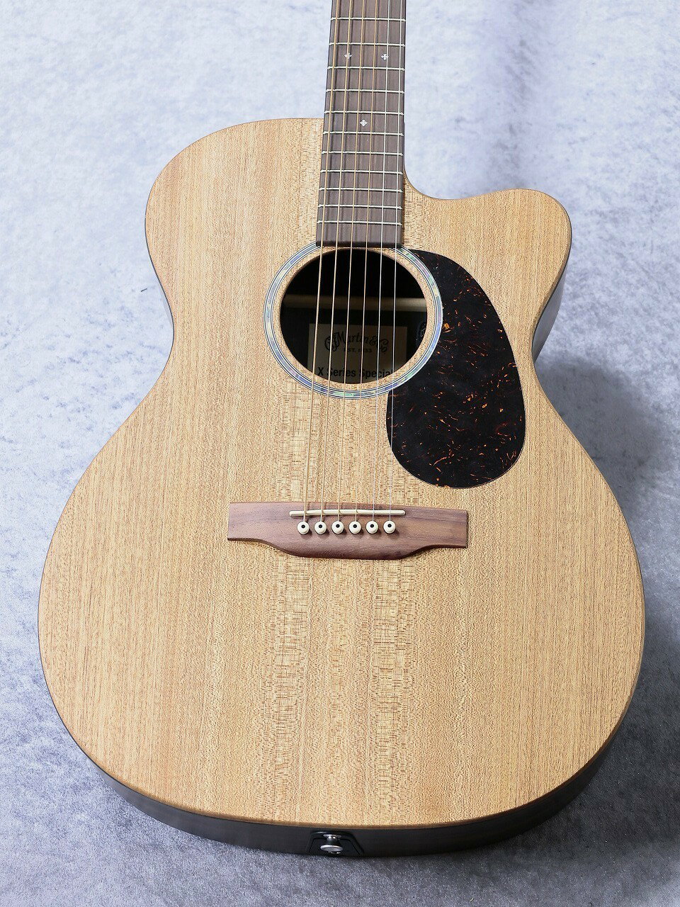 ≪ショッピングクレジット無金利＆超低金利キャンペーン実施中！！≫ 期間限定で対象商品は最大48回払いまで金利0％ （54回 1％、60回 2％ 、84回 5％ ） ※一部対象外がございます。詳細はお問い合わせください。 ------------------------------------------------------------------------------------------------------------------------- 【OMCX2E ZIR Special HPL】 人気のMartinエントリーモデル 低価格ながらもMartinらしい煌びやかでふくよかな音色は健在！ 通常のモデルはナチュラルカラーのトップ板にたいして、 000サイズのボディに645.2mmのやや長めのスケールを持ち合わせたモデル。 更にピックアップを搭載しており、ライブ等でも即戦力となります。 【音色】 抱えやすいサイズながらも、ふくよかな鳴りが楽しめる1本。 ストロークしっかりかき鳴らすスタイルにも、指弾きにもぴったりのモデルです！ 更にカッタウェイ付きで、ハイポジョンの演奏もストレスなく弾いて頂けます。 同価格帯としては抜きみ出た入門アコースティックに仕上り。 是非、この機会をお見逃しなく！！ 【仕様】 ・トップ板：サペリ単板 ・サイド＆バック板：HPL（ジリコテ柄） ・ブリッジ＆指板：セレクトハードウッド ・スケール：645.2mm ・ナット幅：44.5mm ・ピックアップ：Martin E-1（ピエゾピックアップ、チューナー搭載） ギグケース付属 ※掲載写真の個体はサンプル品のため、 木目や色合いはお届けする楽器とは異なる場合がございます。予めご了承くださいませ。 ※撮影機材の性能や、お使いの画面環境によって実物と色味が異なって映ることがございます。 ※ご売約となりました掲載商品の在庫表示の反映は迅速を心がけておりますが、 手作業での更新となりますので、タイムラグが発生する場合がございます。予めご了承ください。 ※撮影環境やお使いの画面環境によって実物と色味が異なって映る場合がございます。 【専任スタッフ在籍店舗】 当店はギター専任スタッフが在籍！ ご購入からアフターケアまで、丁寧にサポート致します。 ご購入前にお好みの弦高の高さが御座いましたら、 無料で調整致します。お気軽にお申し付け下さい。 ご購入後も、保証期間内であれば無料で点検、調整致します！ -------------------------------------------------------------------------------------------- G-CLUB UMEDAアコースティック 〒530-0001 大阪市北区梅田2丁目4-9　BREEZE BREEZE　4F TEL：06-6131-9651 アドレス：g-umeda@kurosawagakki.com 【アフターサービス】 当店はリペアマン常駐の店舗です。 弦高など無料で調整してから発送することも可能です。 アフターサービスやメンテナンス等、行き届いたサービスをお約束します。 【買取・下取・委託】 楽器買い取り＆下取強化中！ Martin・Gibson高価買取いたします！！ また、委託品もお預かりも可能でございます。 お気軽にお問い合わせ下さいませ。