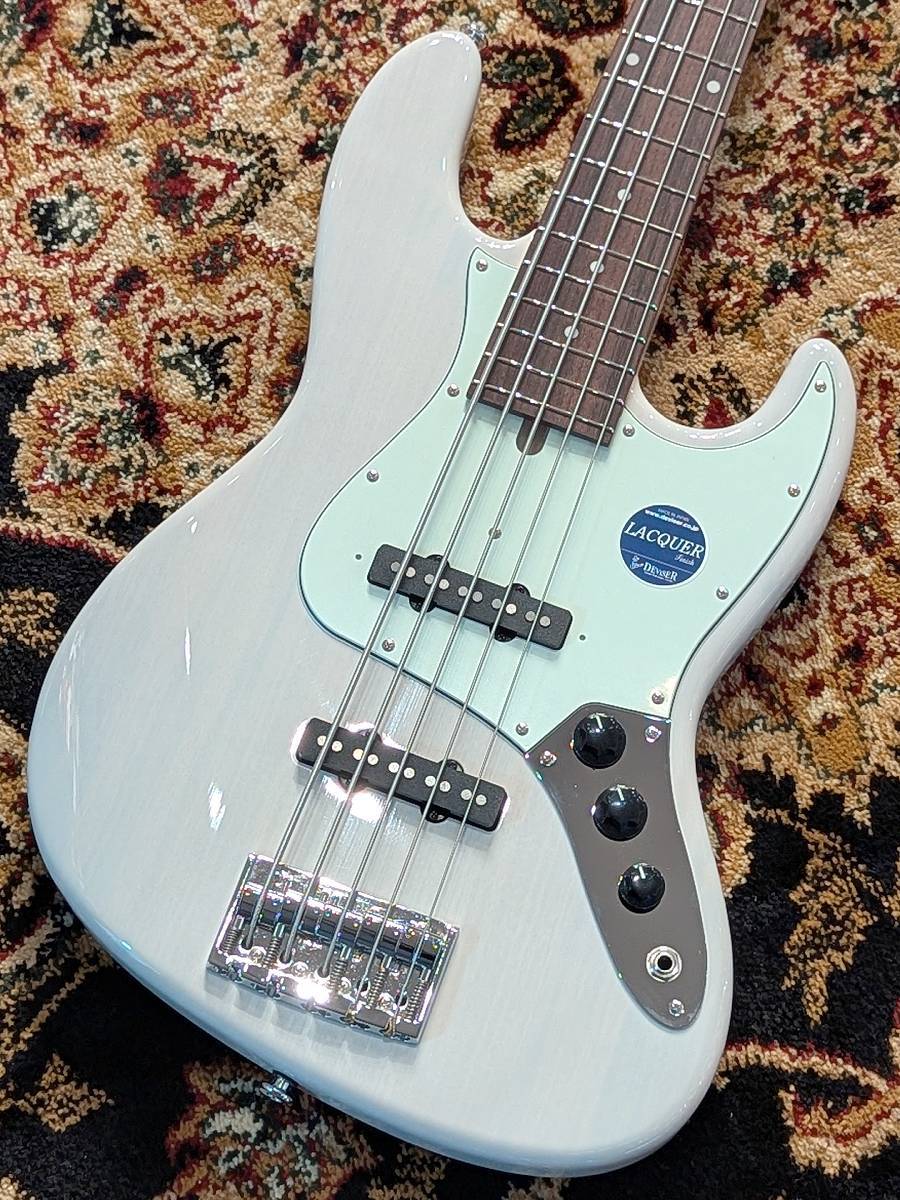 ≪ショッピングクレジット無金利＆超低金利キャンペーン実施中！！≫ 期間限定で対象商品は最大48回払いまで金利0％ （54回 1％、60回 2％ 、84回 5％ ） ※一部対象外がございます。詳細はお問い合わせください。 ----------------------------------------------------------------------------------------- 人気の国産ブランド「Momose」のオリジナルシリーズとなる「MJ」 トラディショナルなスペックを踏襲しながらも現代的なプレイアビリティとサウンドを両立させた1本の5弦モデルです。 今回紹介の1本は、アッシュボディにメイプルネック、ローズウッド指板のマテリアルによるジャズベースモデルとなる「MJ・Five2-STD/R」 ボディとネックのジョイント部はスラントさせ、ジョイントプレートを落とし込むことでハイポジションの演奏性の向上に努めており、指板サイドにはフレットの脚が見えないようにウッド・バインディングを施すなど、職人技術が詰まっています。ヘッドデザインは5つのペグを片側に配置した5連ペグの仕様となることで、ヘッド・デザインを大きくすることでのネック質量増加によるサウンドへの影響を与えロー感のしっかりしたサウンドが特徴的です。 ピックアップにはオリジナルのVJ-5をマウント。アッシュ材の持つ低音の迫力とクリアな高音域のアタック感のあるサウンドが特徴的です。また、つば出し21フレット仕様となることでスラップ時の音抜けの良さもサウンドの特徴になっています。ブリッジにはGotoh 404BO-5をセットすることで表通しだけでなく、裏通しにも対応してくれますので、プレイヤーの好みに応じたテンション感にアップデートすることが出来ます。 オーソドックスなジャズベースのフォーマットを基にしながらも、細部にこだわりの見える1本。 是非この機会にご検討ください。 《SPEC》 Body:Ash Neck:Maple Scale:34" Fingerboard:Indian Rosewood Pickups:Momose VJ-5 Control:2Vol,Tone Case:Gig Bag 【アフターサービス】 当店はリペアマン常駐の店舗です。 弦高など無料で調整してから発送することも可能です。 アフターサービスやメンテナンス等、行き届いたサービスをお約束します。 【買取・下取・委託】 楽器買い取り＆下取強化中！ また、委託品もお預かりも可能でございます。 お気軽にお問い合わせ下さいませ。 ＿＿＿＿＿＿＿＿＿＿＿＿＿＿＿＿＿＿＿＿＿＿＿＿＿＿＿＿＿＿＿＿＿＿＿＿ ※掲載商品売却に対応した在庫表示の反映は迅速を心がけておりますが、 タイムラグが発生する場合がございます。予めご了承ください。 ※撮影環境やお使いの画面環境によって実物と色味が異なって映る場合がございます。 　予めご了承下さい。 ※各種分割払い(クレジットカード、ショッピングクレジット)ご利用いただけます。 詳しくは担当スタッフまで! 【お問い合わせ先】 担当スタッフまで、お気軽にお電話またはメールにてお問い合わせください。 G-CLUB UMEDA g-umeda@kurosawagakki.com 06-6131-9621