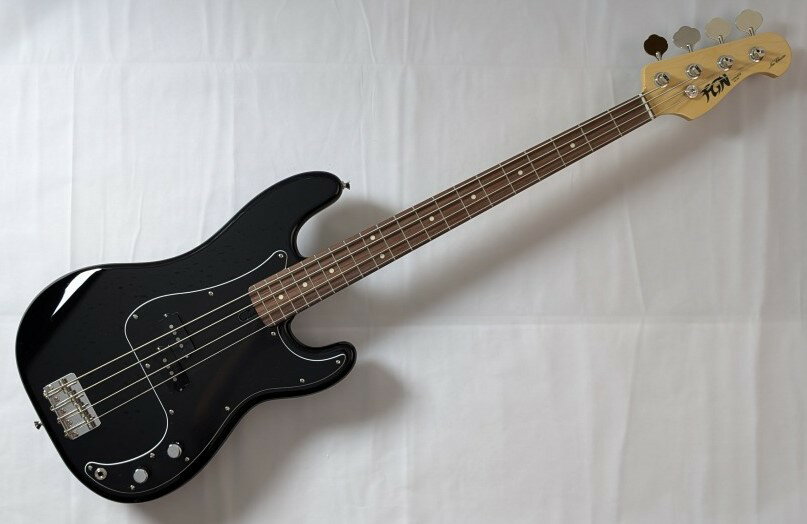 ≪ショッピングクレジット無金利＆超低金利キャンペーン実施中！！≫ 期間限定で対象商品は最大48回払いまで金利0％ （54回 2%、60回 2.8％ 、84回 7.6％ ） ※一部対象外がございます。詳細はお問い合わせください。 ----------------------------------------------------------------------------------------- 国産ならではの丁寧な作り込み、王道のプレシジョンベース 長年にわたり国内外の有名ブランドのOEM生産を手掛け、培ってきた高い技術力を結集させたブランド、FUJIGEN（FGN）。その豊富な経験と知識が凝縮された、定番のプレシジョンベースタイプ「Neo Classic」シリーズ。 トラディショナルなPBスタイルを基本にしながらも、現代のニーズに合わせて随所に新しい要素を盛り込んだこのモデルは、日本の熟練した職人によって丁寧に作り込まれた、まさに「プレイヤーのためのプレベ」です。 プレイヤーの感性に寄り添う、こだわりのマテリアルと設計 ボディには、バランスの取れたサウンドが特徴のアルダーを使用。 長年の経験で培われたフレットエッジ処理が施されており、スムースなフィンガリングをサポートします。また、トラディショナルなPBタイプと比べて約2mm狭い、約40mmのナット幅のネックを採用しているため、「ネックが太い」という理由でプレベを敬遠されていた方にもおすすめです。 独自の技術がもたらす、至高のサウンド ピックアップには、FGNオリジナルの62Pを搭載。Pタイプらしくズッシリとした低音でありながら、フジゲンベース特有のまとまったサウンドキャラクターを持つため、幅広いジャンルに対応します。 デタッチャブル（ボルトオン）構造のネックジョイントには、音の立ち上がりの良さを重視したステンレス製のプレートとネジを使用。細部にわたるこだわりが、そのサウンドに貢献しています。 《SPEC》 Body:Alder Neck:Maple Scale:34" Fingerboard:Rosewood Pickups:FGN 62P Preamp:N/A Control:Vol,Tone Case:Soft Case 【アフターサービス】 当店はリペアマン常駐の店舗です。 弦高など無料で調整してから発送することも可能です。 アフターサービスやメンテナンス等、行き届いたサービスをお約束します。 【買取・下取・委託】 楽器買い取り＆下取強化中！ また、委託品もお預かりも可能でございます。 お気軽にお問い合わせ下さいませ。 ＿＿＿＿＿＿＿＿＿＿＿＿＿＿＿＿＿＿＿＿＿＿＿＿＿＿＿＿＿＿＿＿＿＿＿＿ ※掲載商品売却に対応した在庫表示の反映は迅速を心がけておりますが、 タイムラグが発生する場合がございます。予めご了承ください。 ※撮影環境やお使いの画面環境によって実物と色味が異なって映る場合がございます。 　予めご了承下さい。 ※各種分割払い(クレジットカード、ショッピングクレジット)ご利用いただけます。 詳しくは担当スタッフまで! 【お問い合わせ先】 担当スタッフまで、お気軽にお電話またはメールにてお問い合わせください。 G-CLUB UMEDA g-umeda@kurosawagakki.com 06-6131-9621