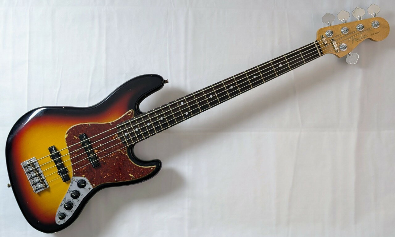 ≪ショッピングクレジット無金利＆超低金利キャンペーン実施中！！≫ 期間限定で対象商品は最大48回払いまで金利0％ （54回 2%、60回 2.8％ 、84回 7.6％ ） ※一部対象外がございます。詳細はお問い合わせください。 ----------------------------------------------------------------------------------------- エレキベースの歴史と共に歩み、今もなお世界のトップブランドとして君臨するFender。その最高峰ラインであるFender Custom Shopから、特別な5弦ジャズベースが遂に入荷いたしました。 こちらは、弊社のスタッフが直接オーダーツアーで交渉・製作を依頼した一本。伝統的なフェンダースタイルと現代的なプレイアビリティを融合させた、まさに「究極の5弦ジャズベース」です。 Custom Shopが誇る最高品質の木材と、熟練の職人によるハンドメイドで製作されています。ボディにはバランスの取れたサウンドが特徴のアルダーを、ネックには高い剛性を誇るクォーターソーン（柾目）メイプルを使用。指板には、目の詰まったスラブ貼りのローズウッドが採用されています。 Journeyman Relicフィニッシュは、長年使い込まれた本物のヴィンテージベースさながらの風合いを再現。ボディ全体に入った細やかなクラックや、塗装の質感、パーツの錆など、細部にわたる職人技が光ります。これから使い込むことで、更なる経年変化もお楽しみいただけます。 ピックアップには、ノイズを効果的に除去するAM ULTRA NOISELESS Vを搭載。60年代ジャズベース特有の粘りのある中低域を軸に、空気を含んだような倍音感が全体を包み込みます。さらに、AM DLX BASS UPGRADEプリアンプを搭載することで、その伝統的なサウンドに明瞭さとキレの良さをプラス。あらゆるジャンルに対応する、抜群のサウンドです。 また、指板Rには9.5"?14.0"のコンパウンドラジアスを採用するなど、伝統的なフェンダースタイルを基にしながらも、5弦ベースとして最高の演奏性を追求しています。 生涯を共にする相棒として不足の無いFender Custom Shop。市場で数少ないカスタムショップ製5弦ジャズベース。 是非この機会にご検討ください。 ハードケース付属 【Specification】 Body: Alder 2P Body Finish: Nitrocellulose Lacquer (Journeyman Relic) Neck: Quarter Sawn Maple Neck Finish: Nitrocellulose Lacquer Neck Shape: Custom Classic J-BASS 5 "C" Scale Length: 34" (86.36 cm) Fingerboard: AAA Rosewood (Slab) Fingerboard Radius: 9.5 - 14.0 Compound Radius Frets Size: Medium Jumbo / 6150 Nut Material: Bone Nut Width: 1.85" (46.99mm) Pickup: AM ULTRA NOISELESS V Preamp: AM DLX BASS UPGRADE Control: Volume, Balancer, Bass/Treble, Middle 【アフターサービス】 当店はリペアマン常駐の店舗です。 弦高など無料で調整してから発送することも可能です。 アフターサービスやメンテナンス等、行き届いたサービスをお約束します。 【買取・下取・委託】 楽器買い取り＆下取強化中！ また、委託品もお預かりも可能でございます。 お気軽にお問い合わせ下さいませ。 ＿＿＿＿＿＿＿＿＿＿＿＿＿＿＿＿＿＿＿＿＿＿＿＿＿＿＿＿＿＿＿＿＿＿＿＿ ※掲載商品売却に対応した在庫表示の反映は迅速を心がけておりますが、 タイムラグが発生する場合がございます。予めご了承ください。 ※撮影環境やお使いの画面環境によって実物と色味が異なって映る場合がございます。 　予めご了承下さい。 ※各種分割払い(クレジットカード、ショッピングクレジット)ご利用いただけます。 詳しくは担当スタッフまで! 【お問い合わせ先】 担当スタッフまで、お気軽にお電話またはメールにてお問い合わせください。 G-CLUB UMEDA g-umeda@kurosawagakki.com 06-6131-9621